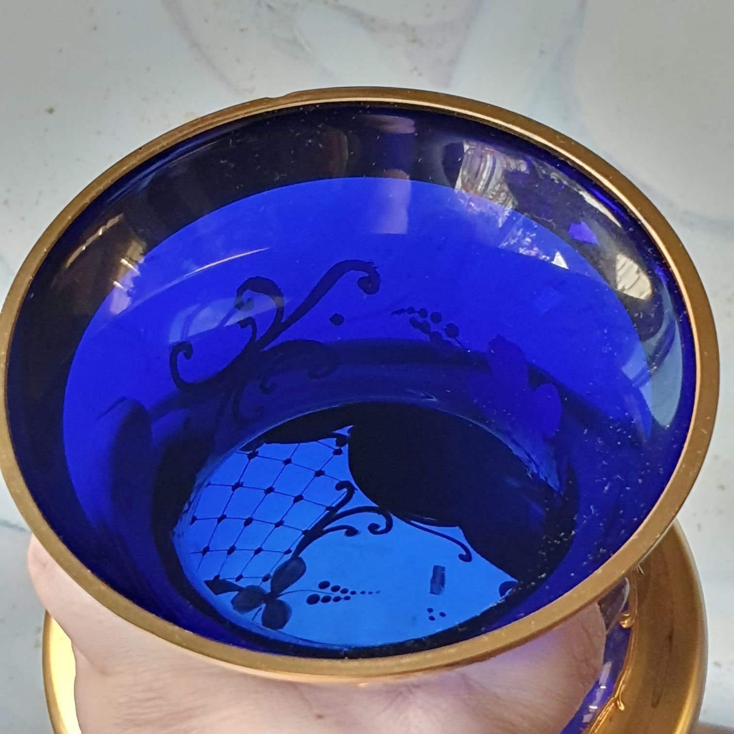 Vaso balaustrado em cristal tcheco azul cobalto com dourações