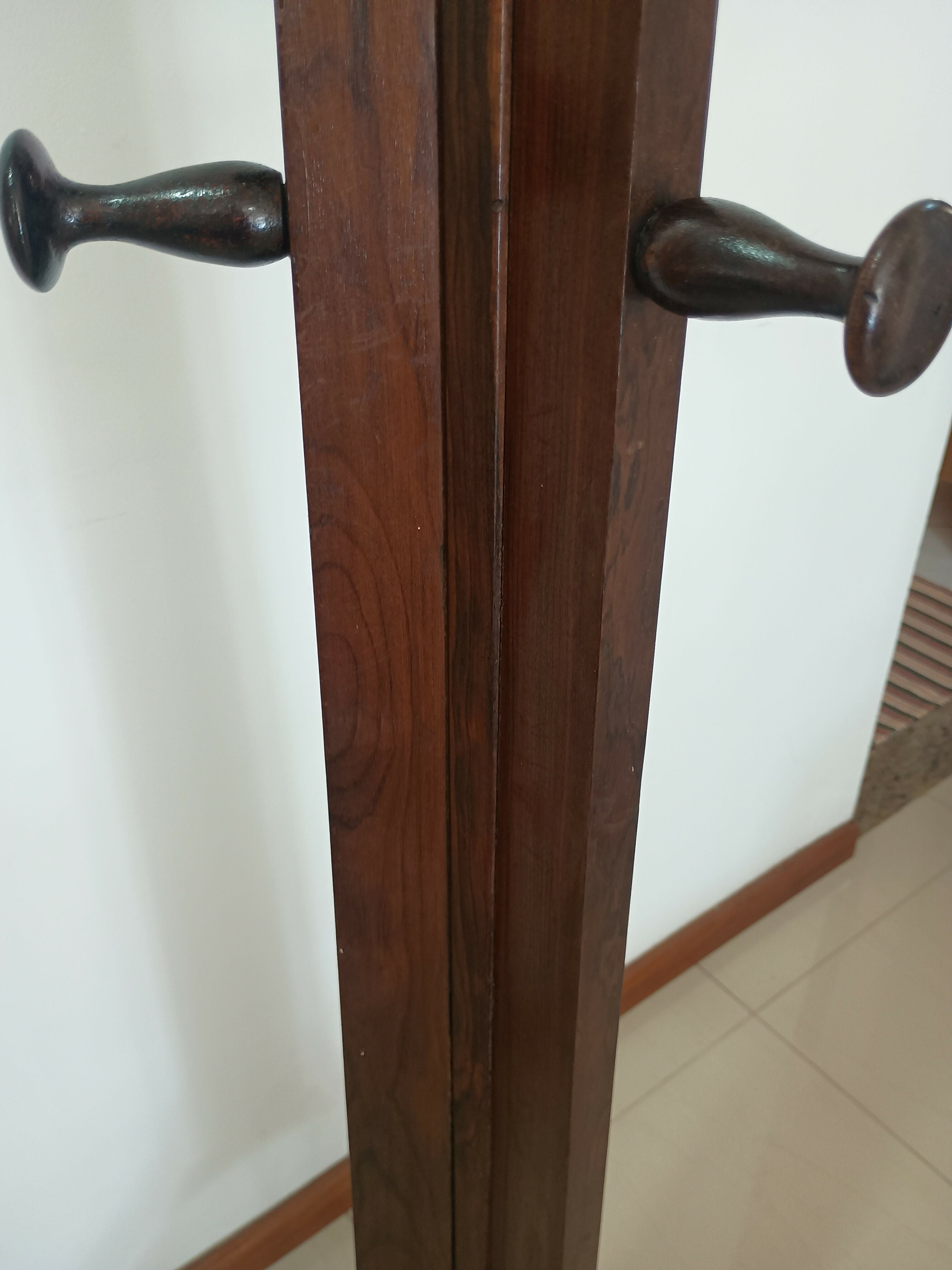 Cabideiro anos 60 em jacarandá - Liceu de Artes e Ofícios