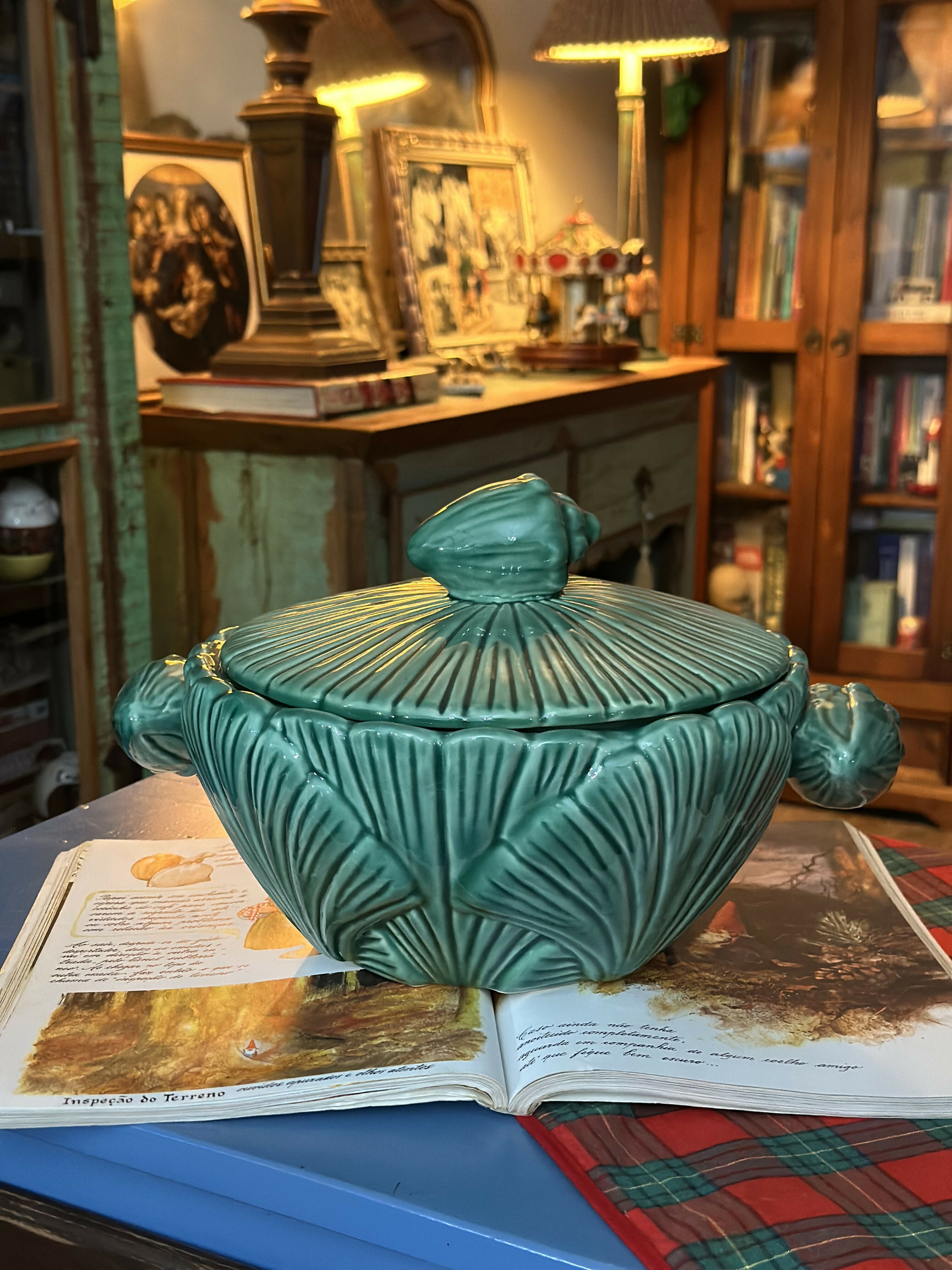 Vintage terrina / sopeira portuguesa generosa verde com ricos detalhes do mar