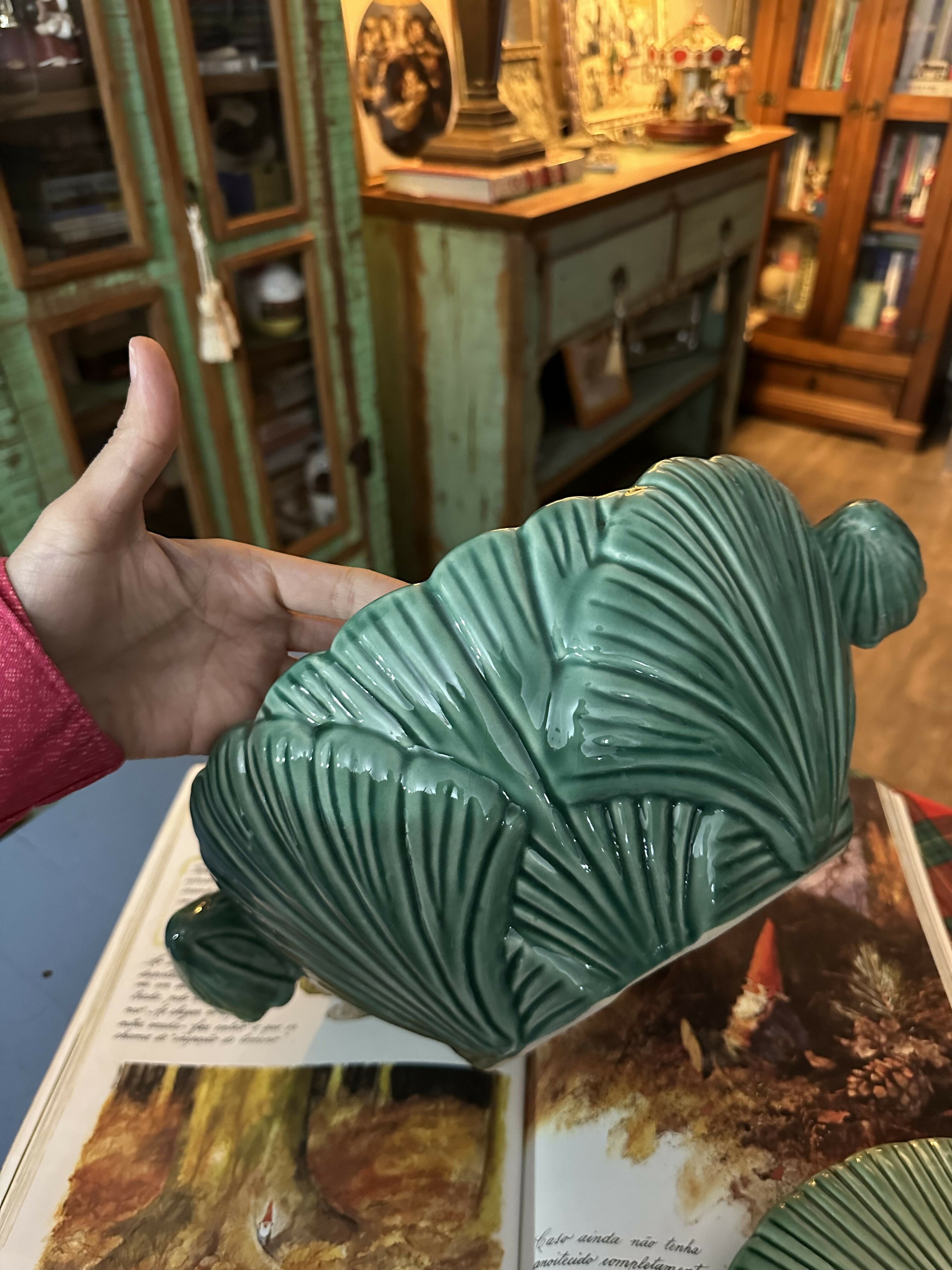 Vintage terrina / sopeira portuguesa generosa verde com ricos detalhes do mar