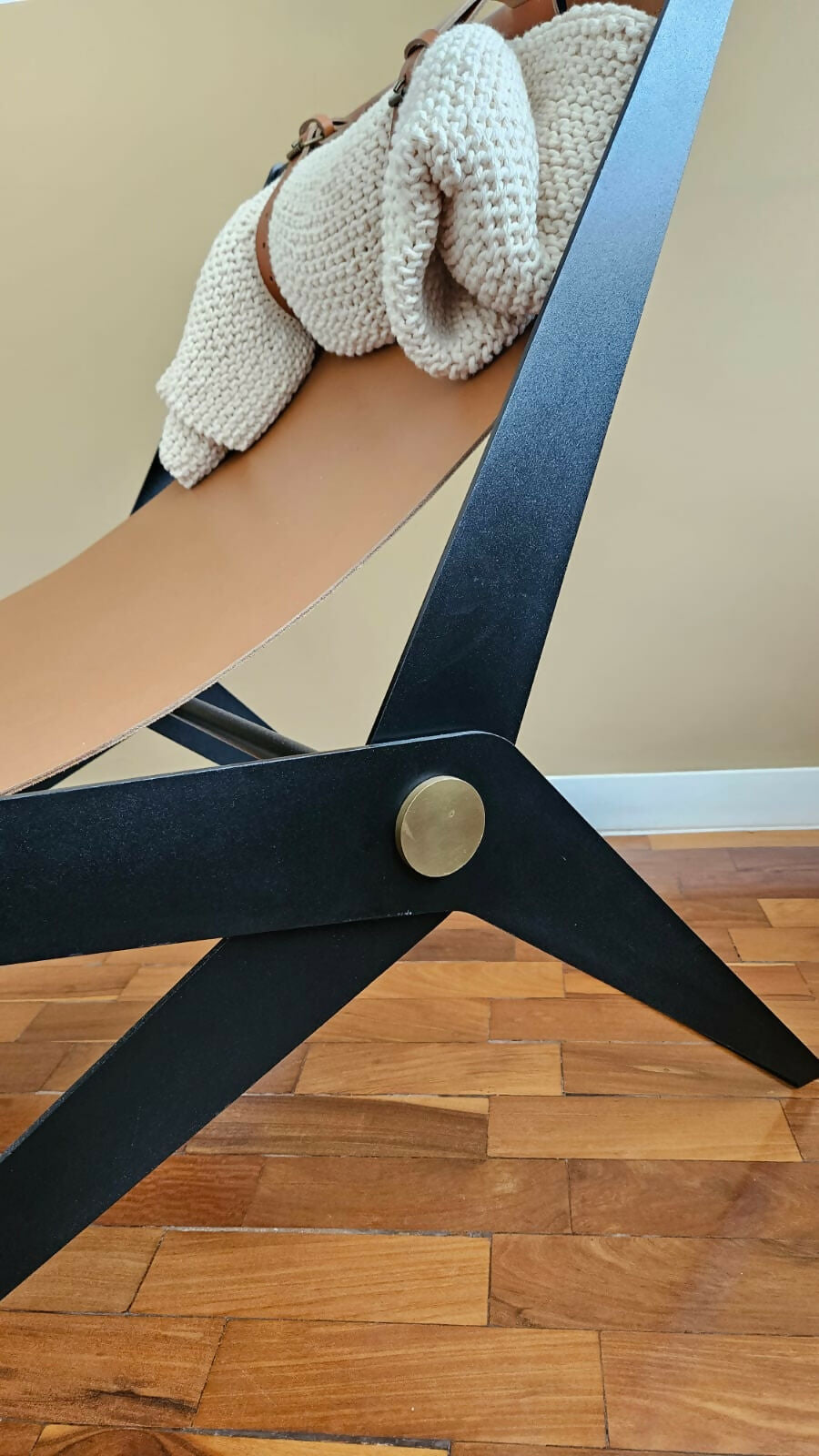 Poltrona Pliant Boomer, designer brasileiro Felipe Protti, em metal e couro