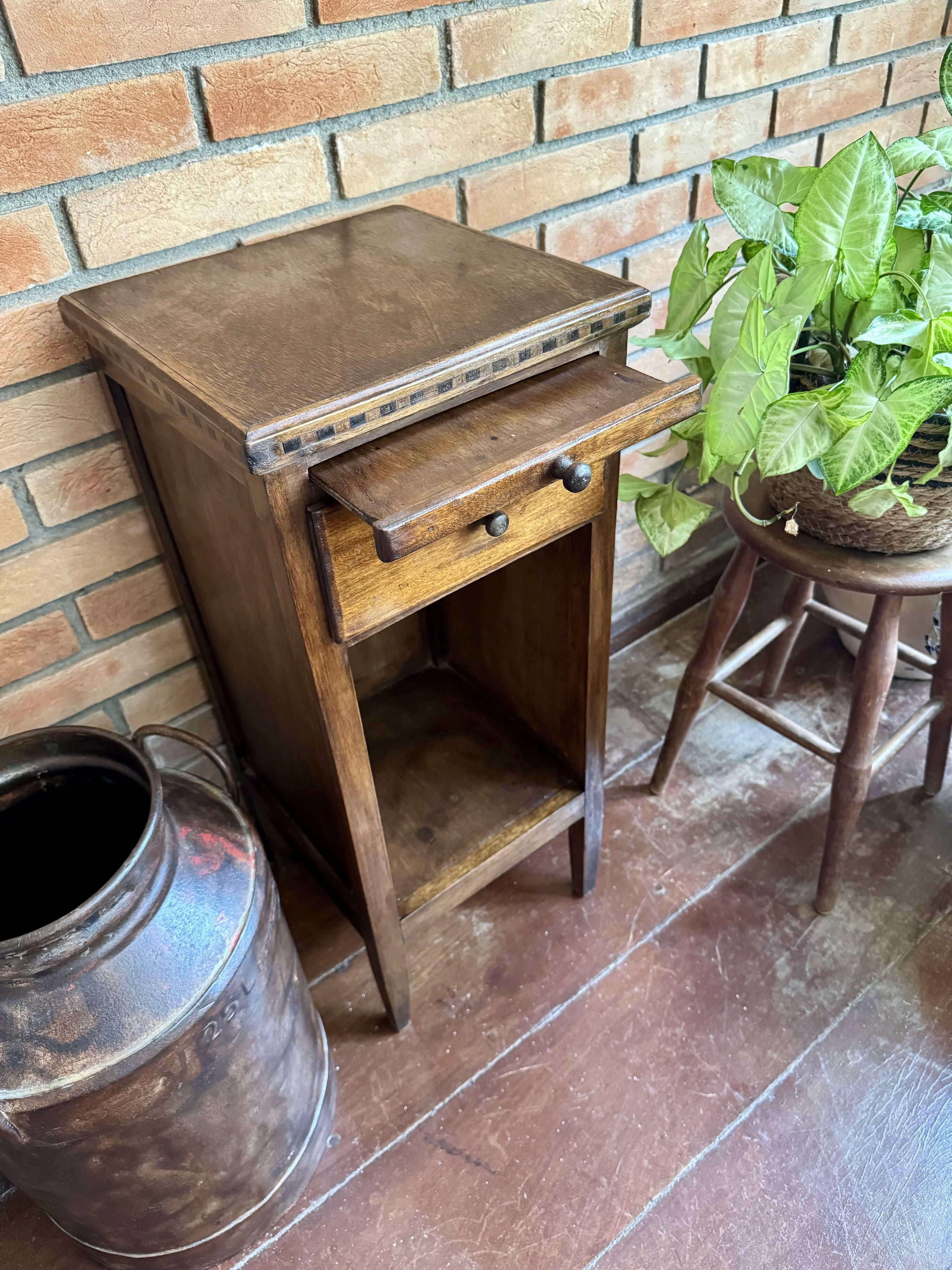 Mesinha de Canto e linda madeira e marchetaria