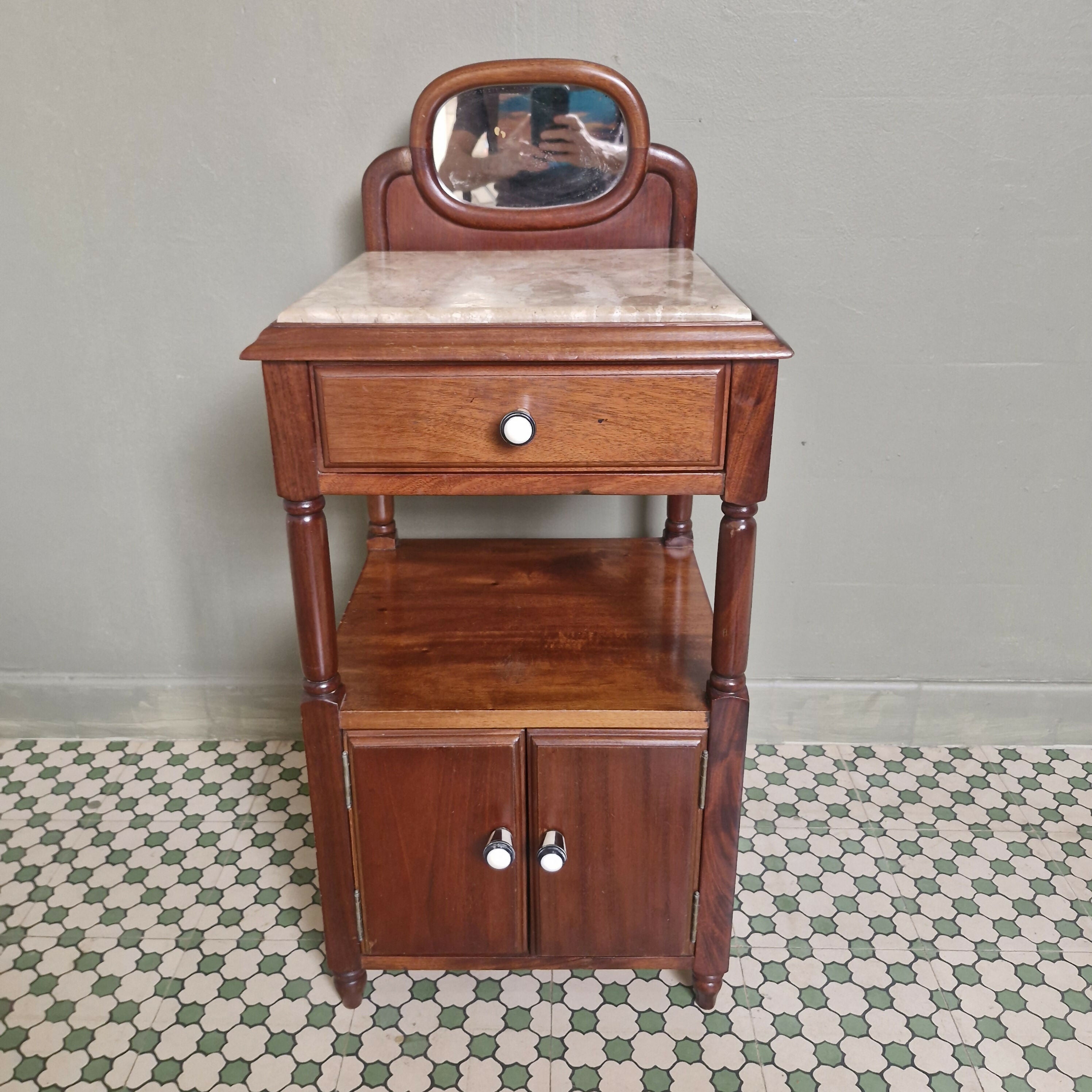 Mesa de cabeceira ou apoio com espelho e mármore