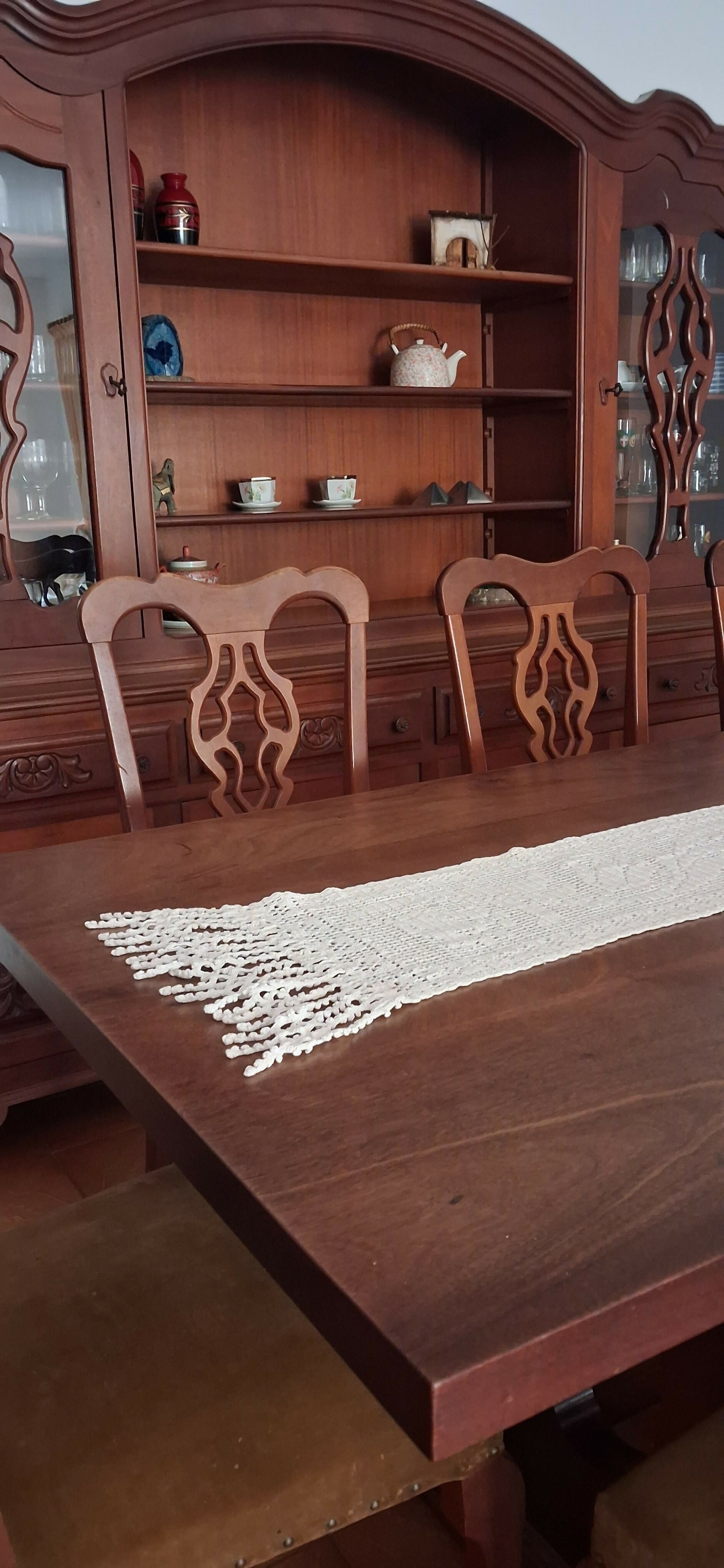 Sala de jantar (mesa + cadeiras + armário)