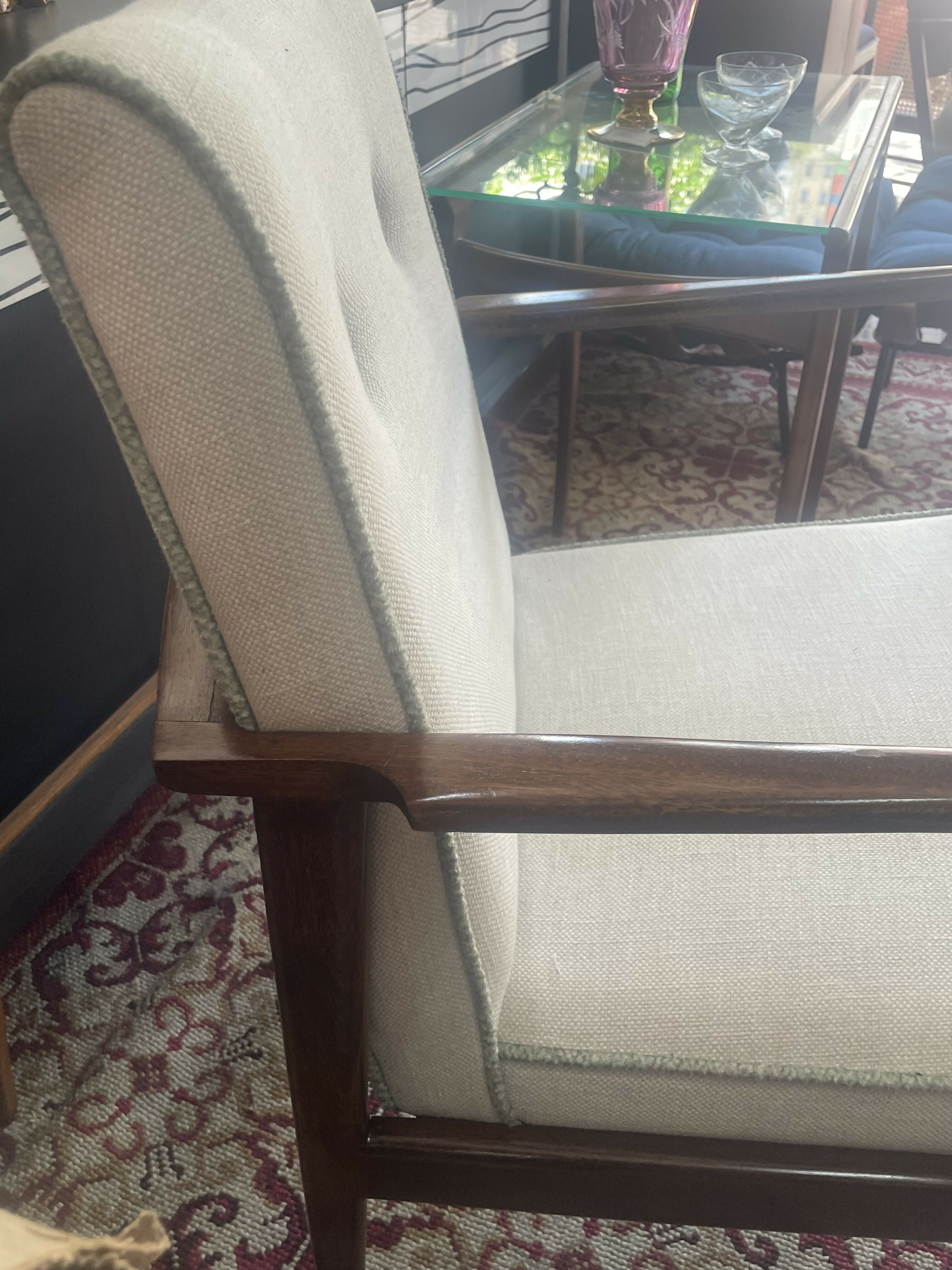 Poltrona Anos 60 - Madeira Imbuia Restaurada com estofado mantido os traços originais