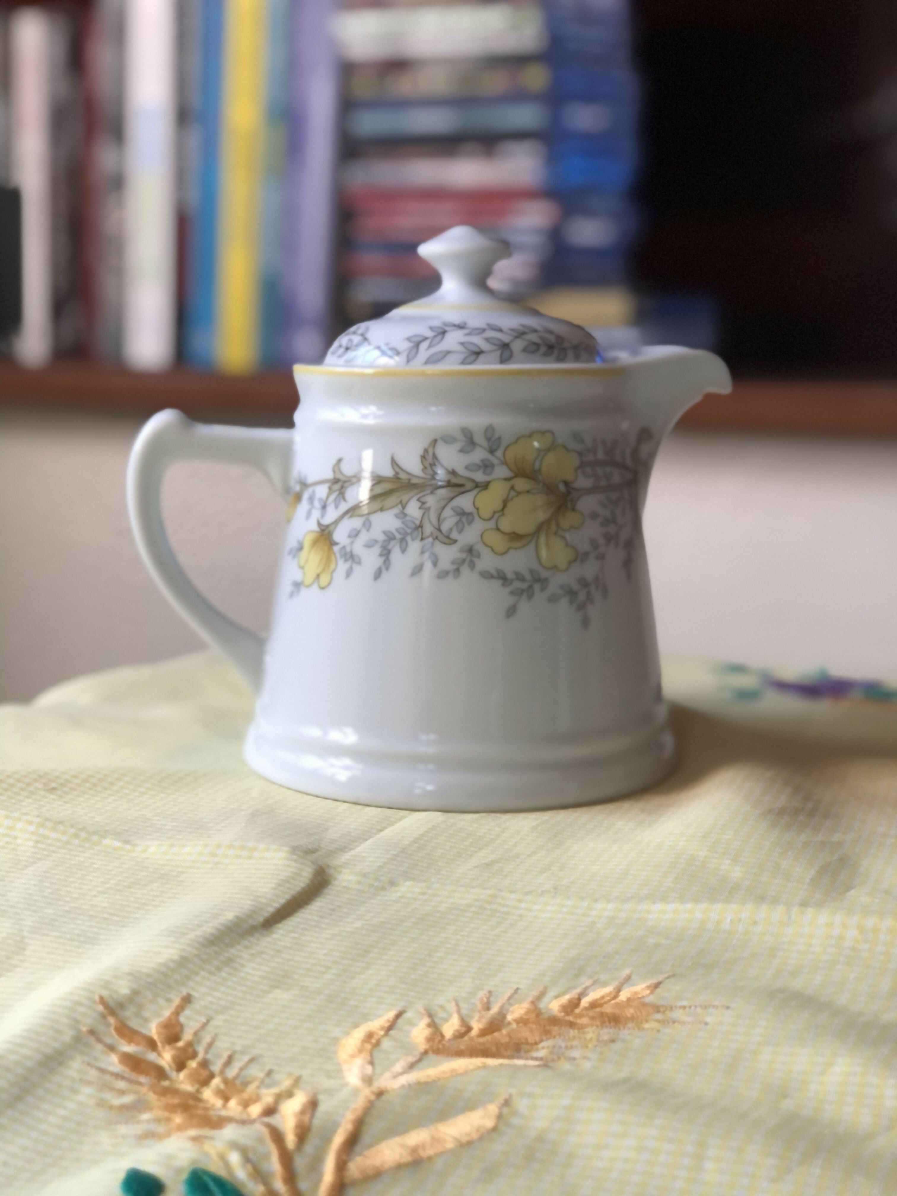 Mesa posta com preciosas peças