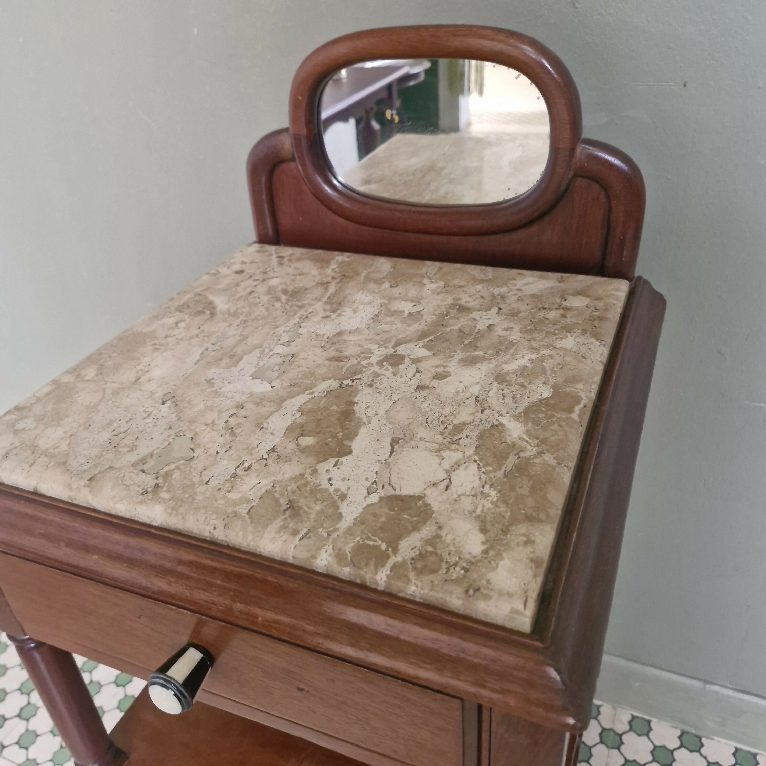 Mesa de cabeceira ou apoio com espelho e mármore