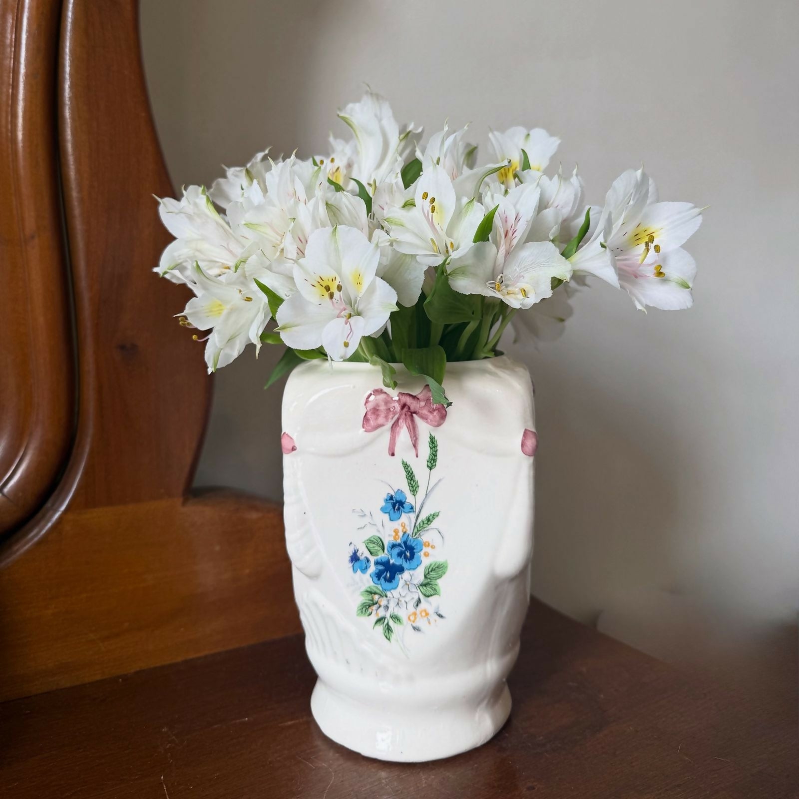Vaso em Cerâmica Pintado à mão com Flores e Laços