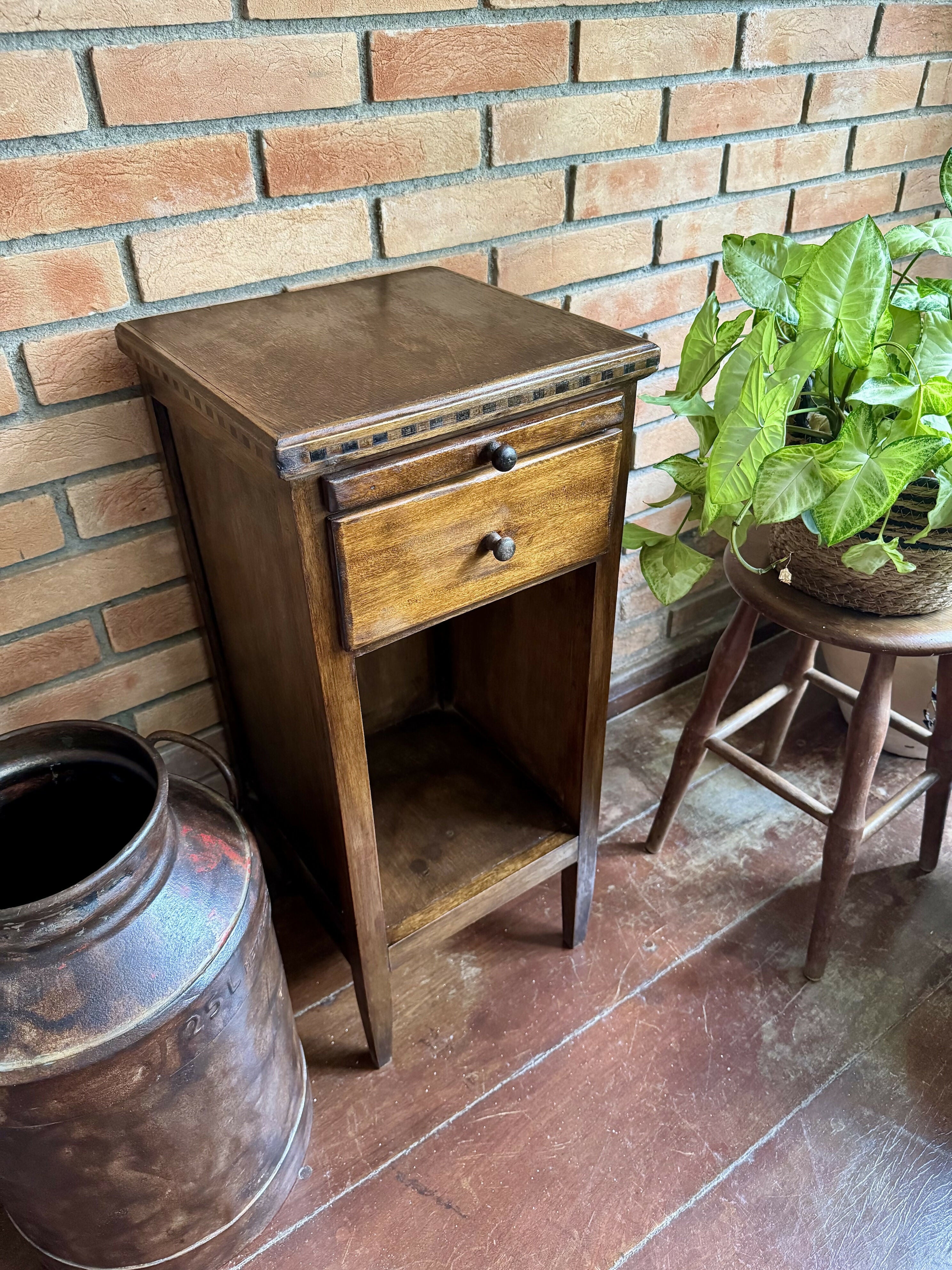 Mesinha de Canto e linda madeira e marchetaria