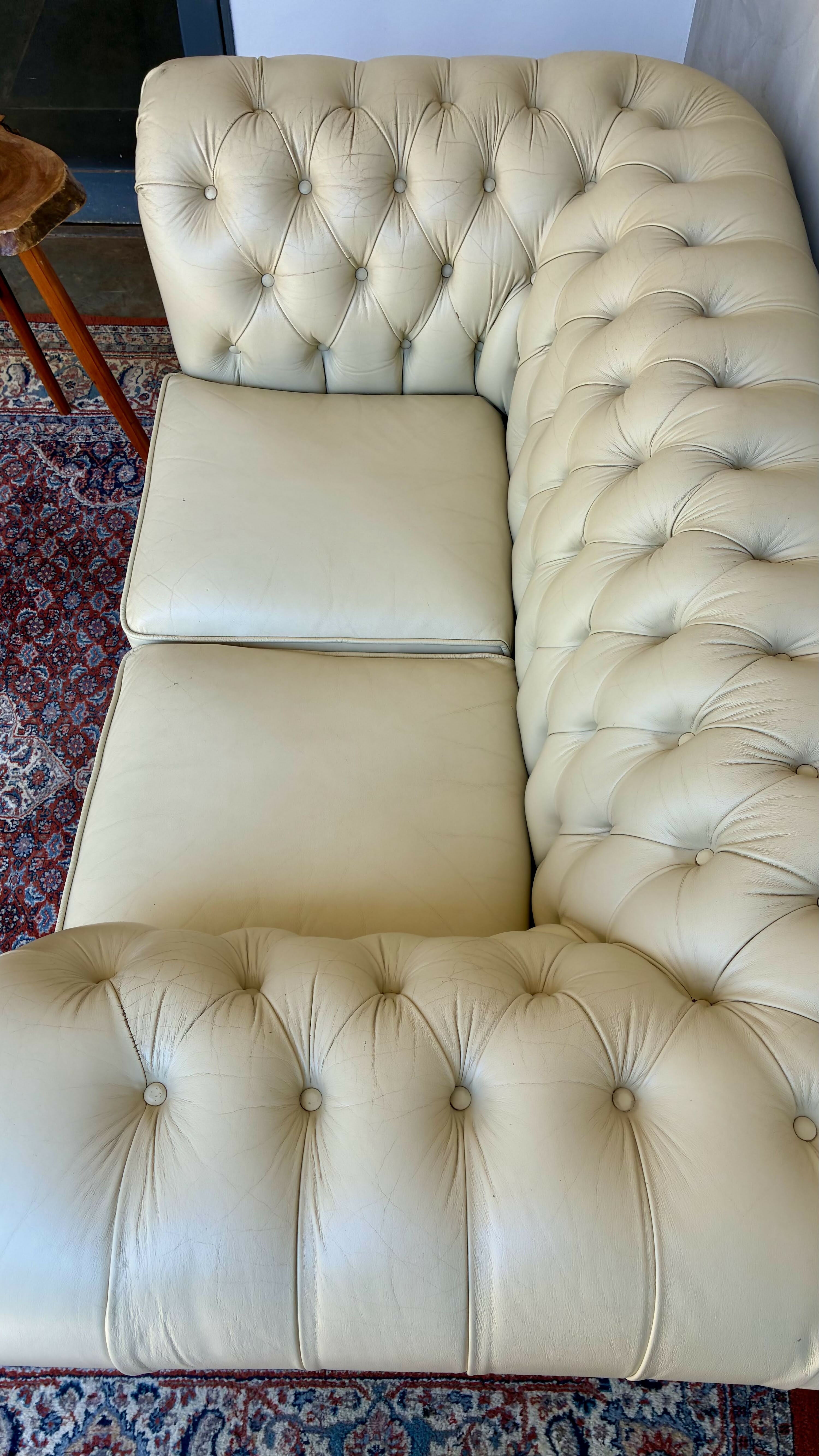 Sofá Chesterfield em Couro Bege
