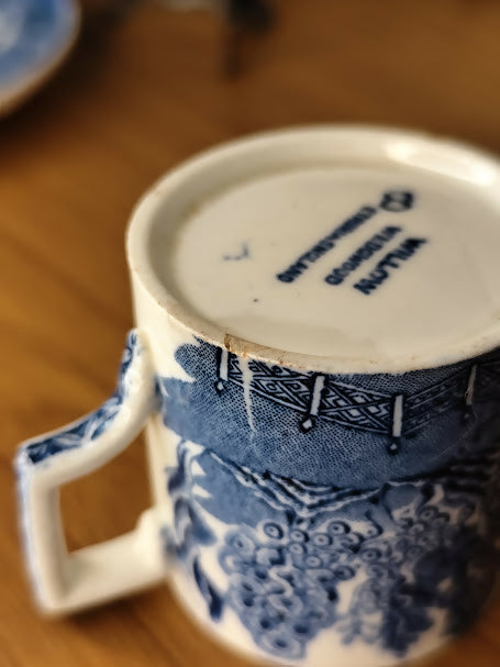 Antiga e rara pequena xícara de chá com pires em cerâmica Willow Wedgwood - Etruria England