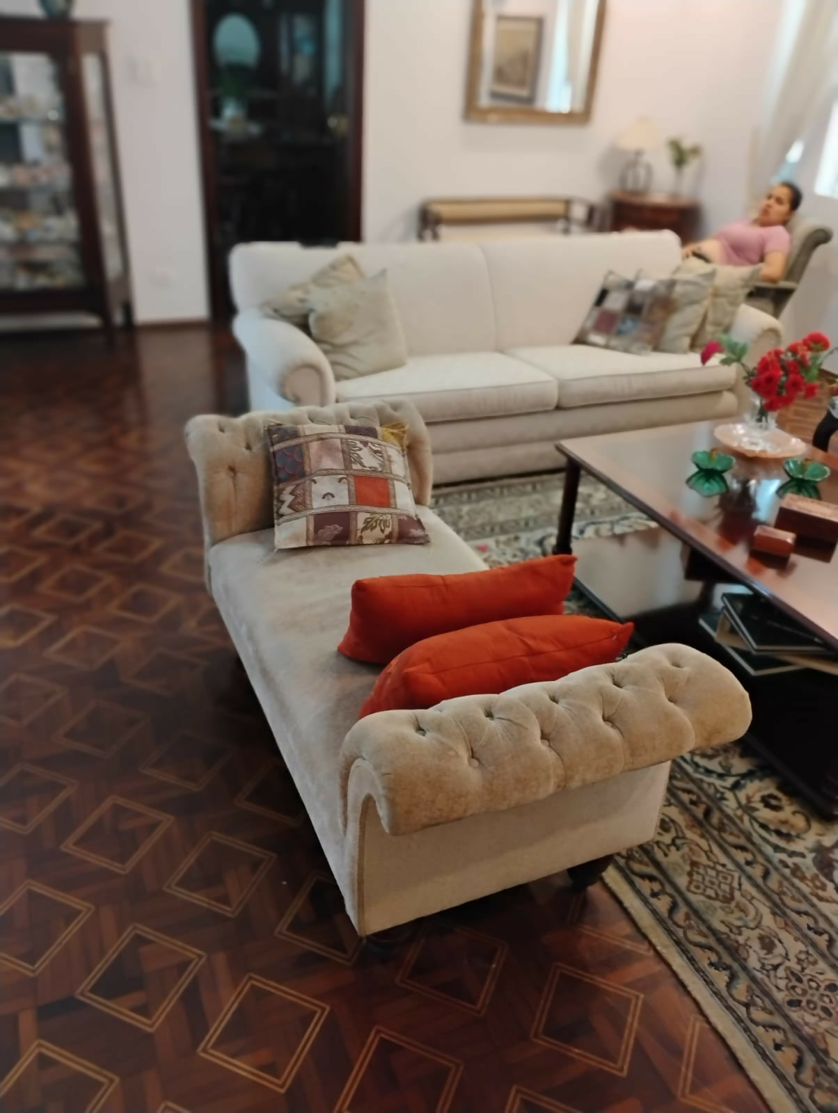 Divã clássico em veludo.