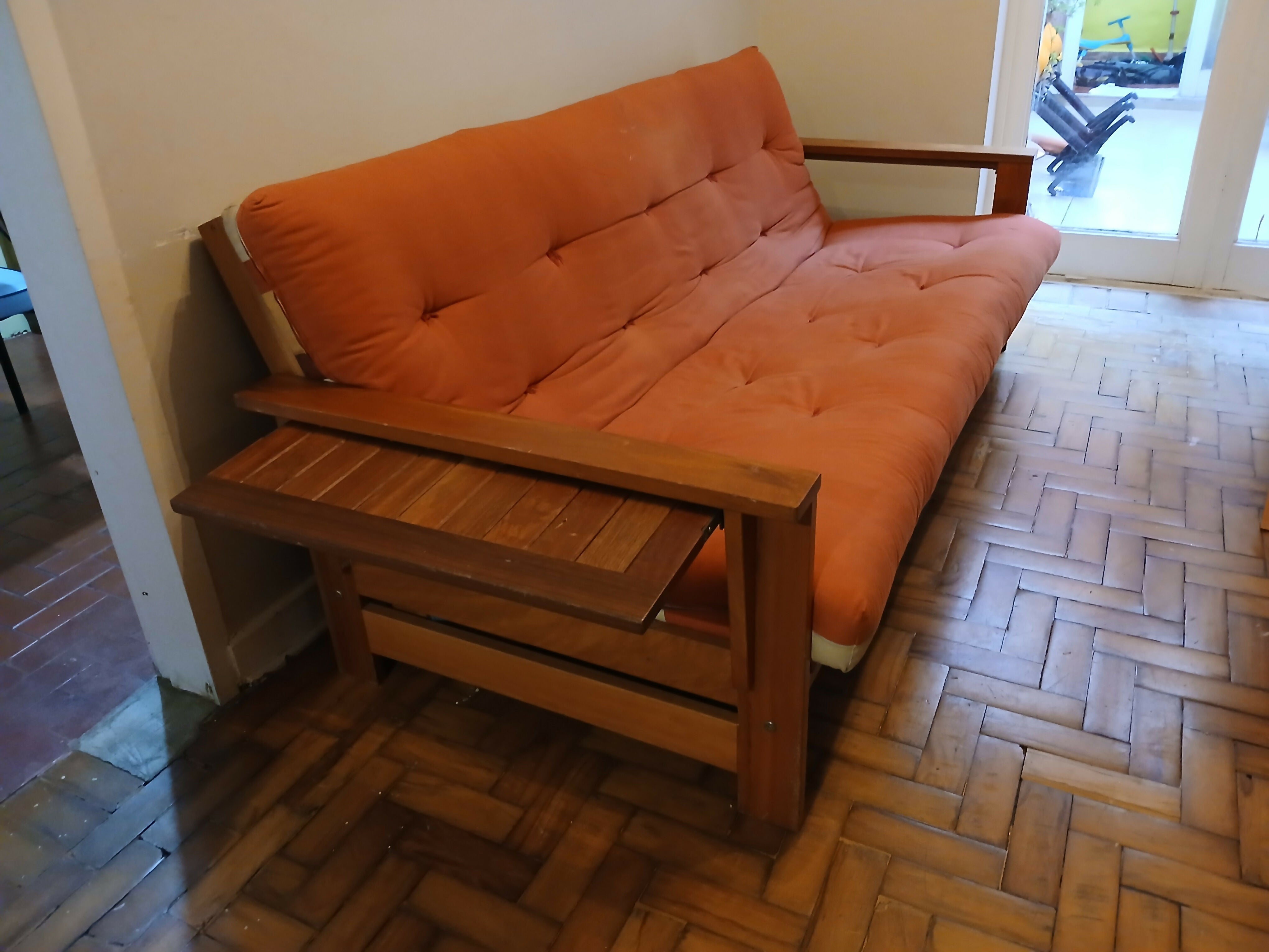 Sofá Cama Futon – silêncio, madeira e algodão