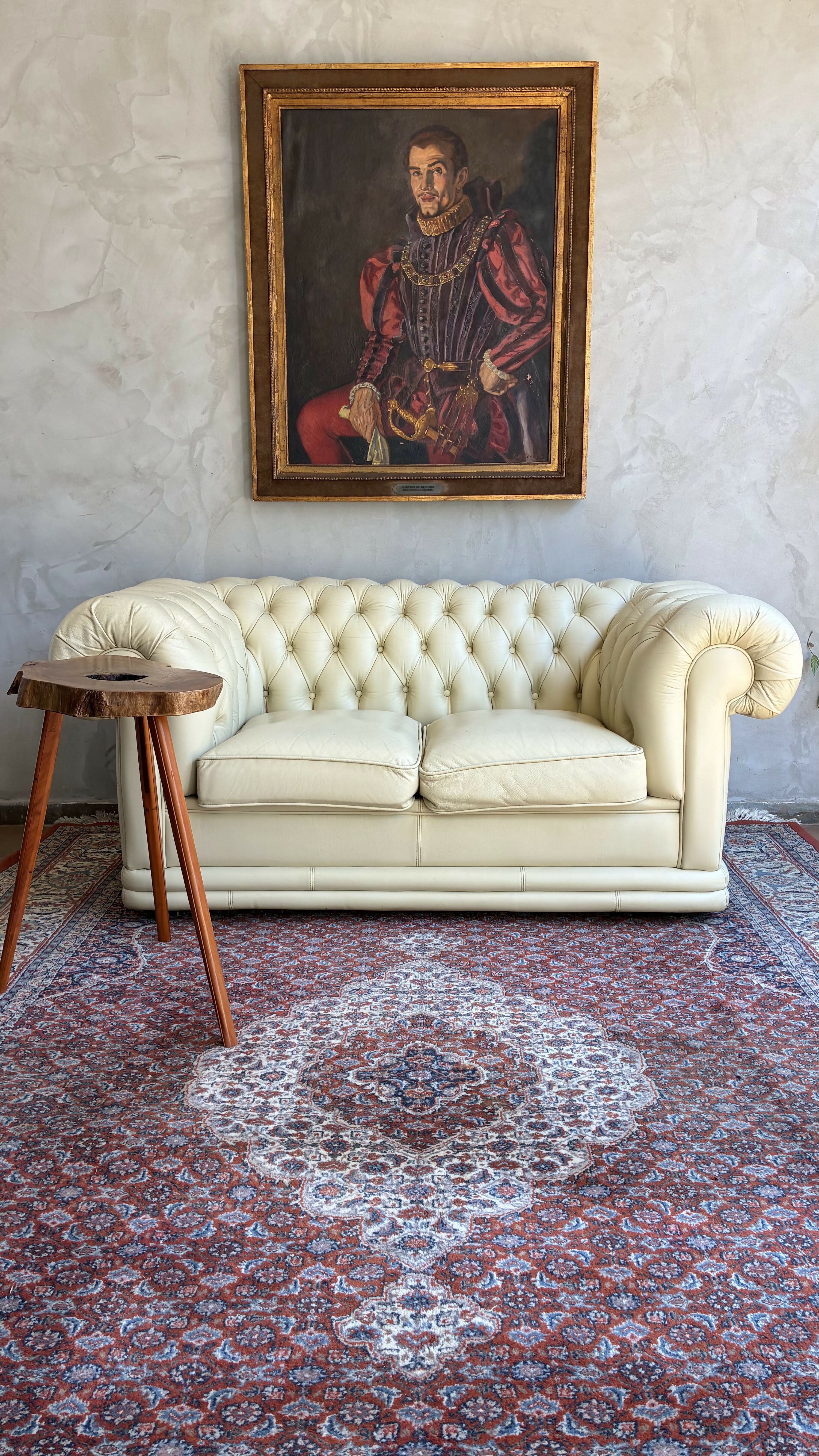 Sofá Chesterfield em Couro Bege