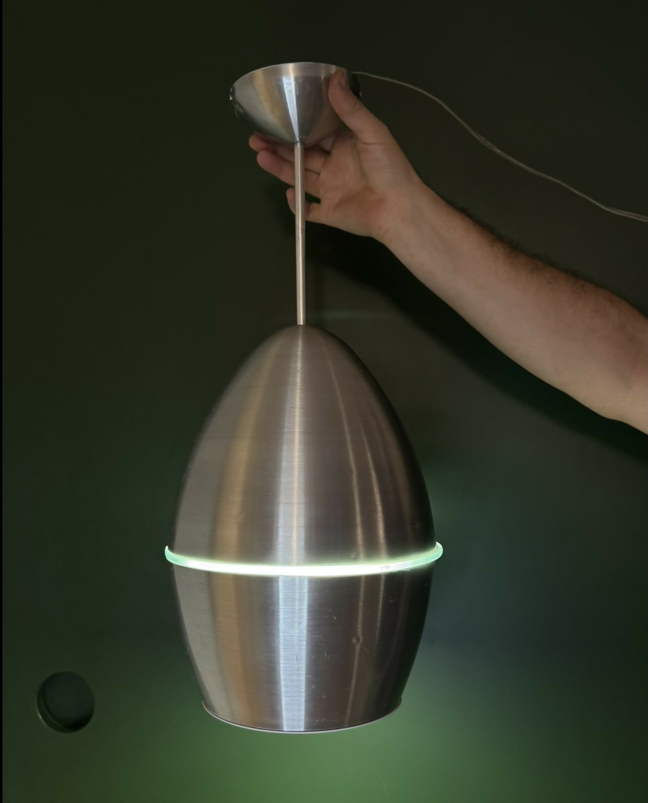 Luminária Pendente 'Cápsula' Space Age - Metal Escovado e Vidro (Design Vintage Único)