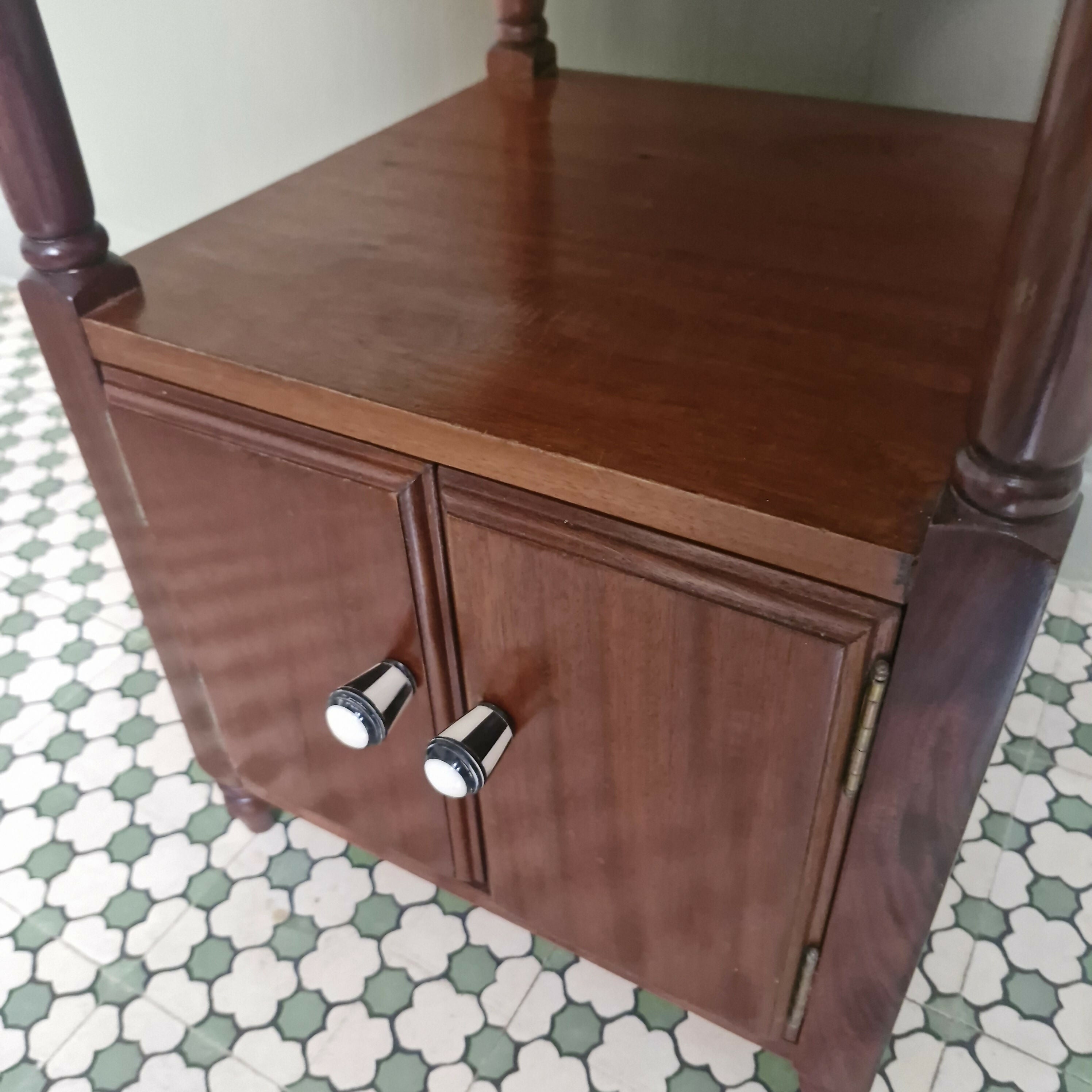Mesa de cabeceira ou apoio com espelho e mármore