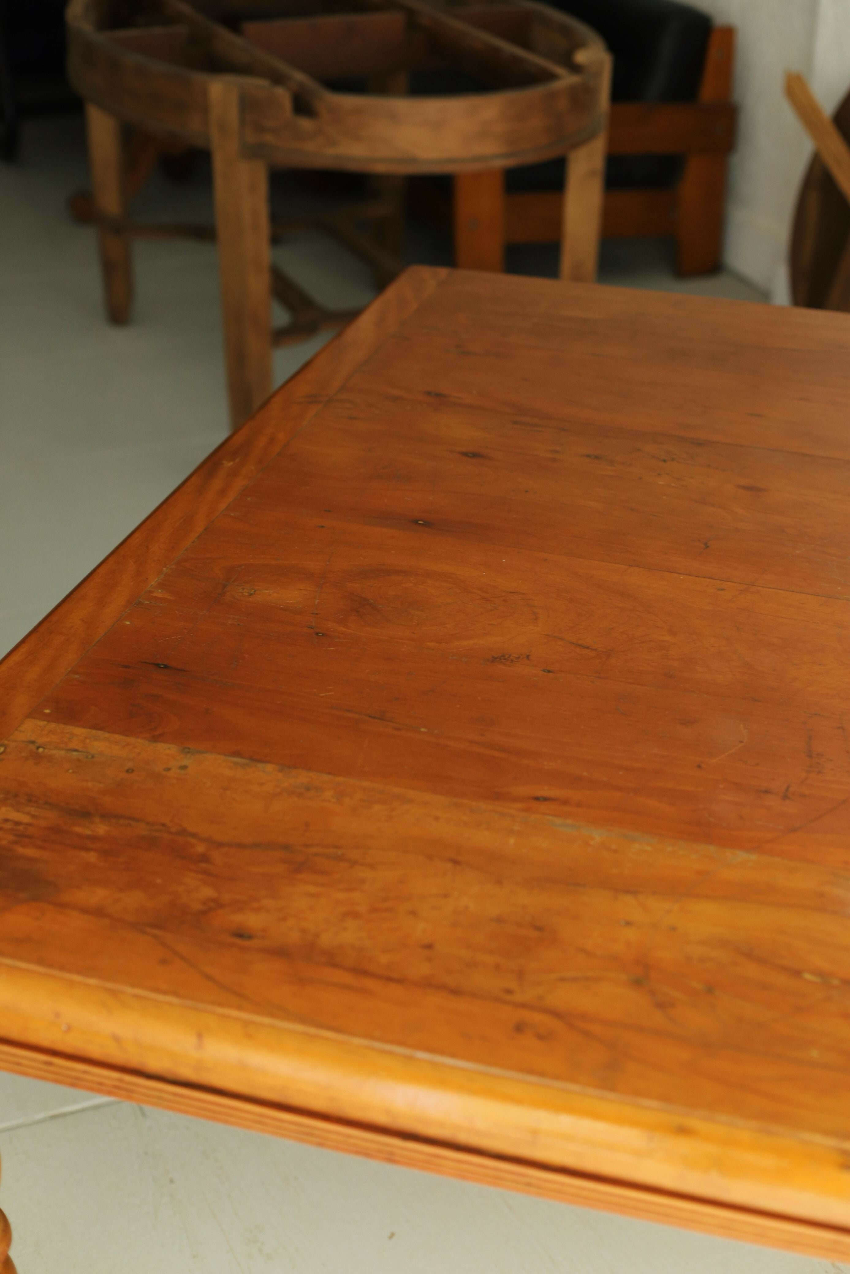 Mesa de jantar em peroba maciça