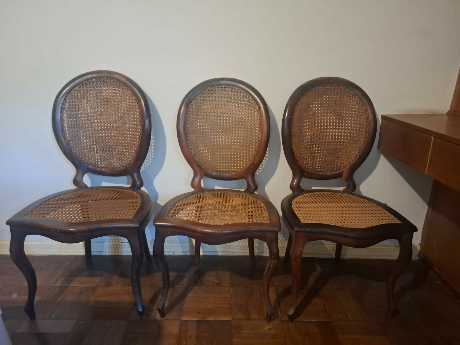 Mesa de Jantar Antiga em Madeira Maciça com 10 Cadeiras – Linda e Bem Conservada