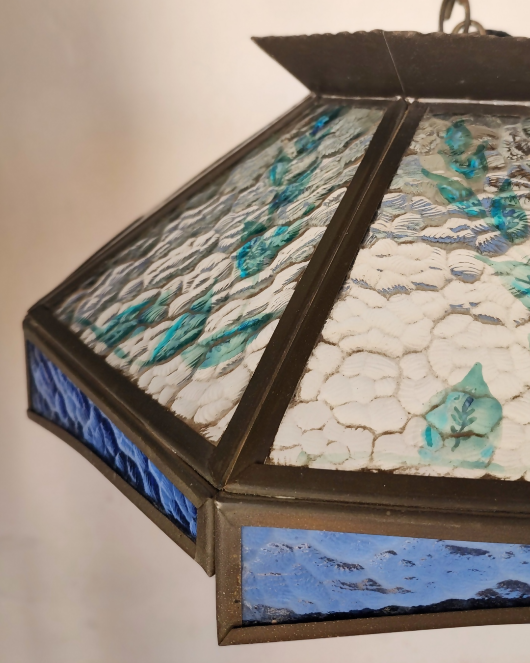 Antiga Luminária anos 60 em metal e vidro texturizado (azul e transparente)