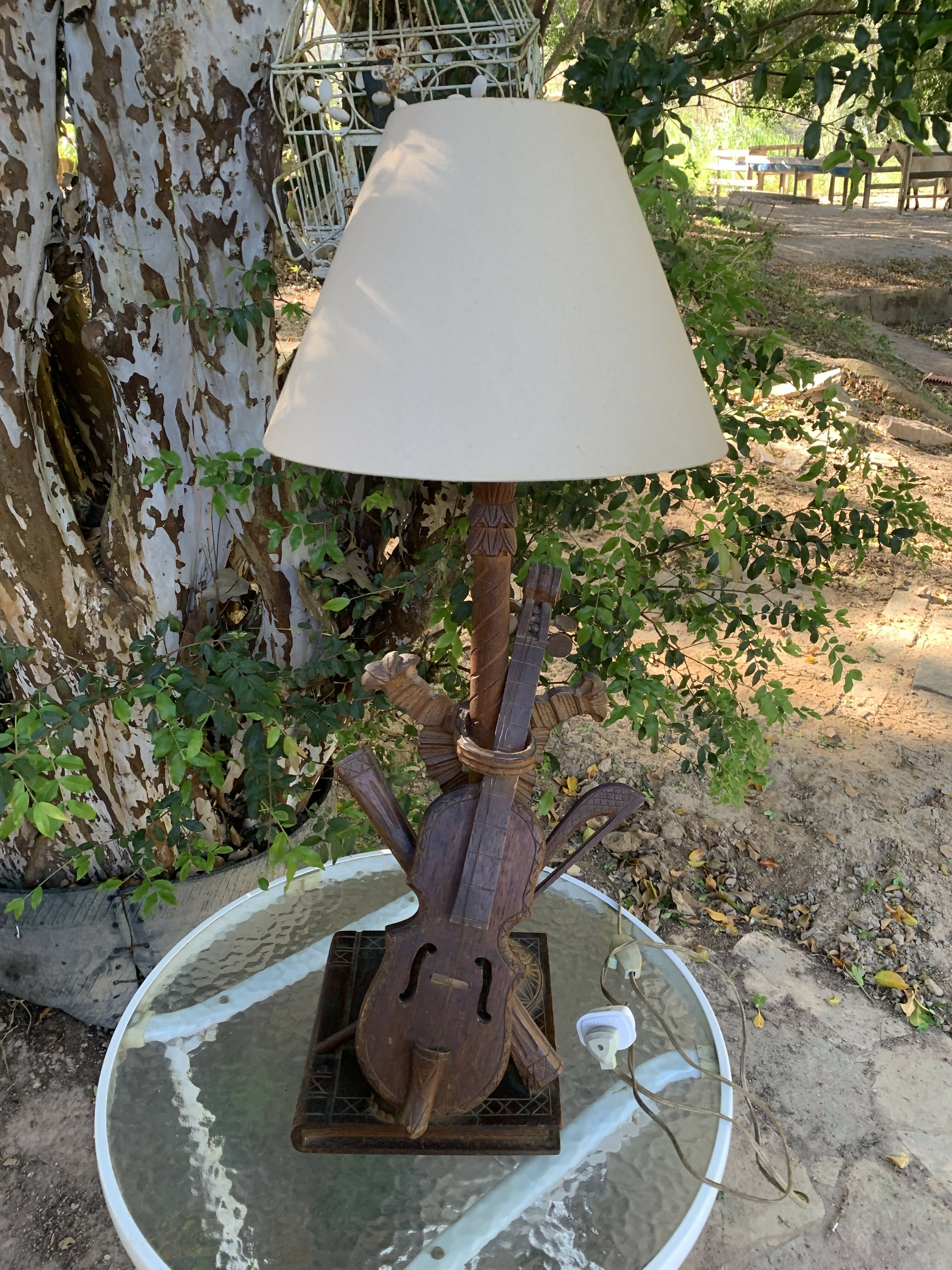 Abajur antigo violino e livro