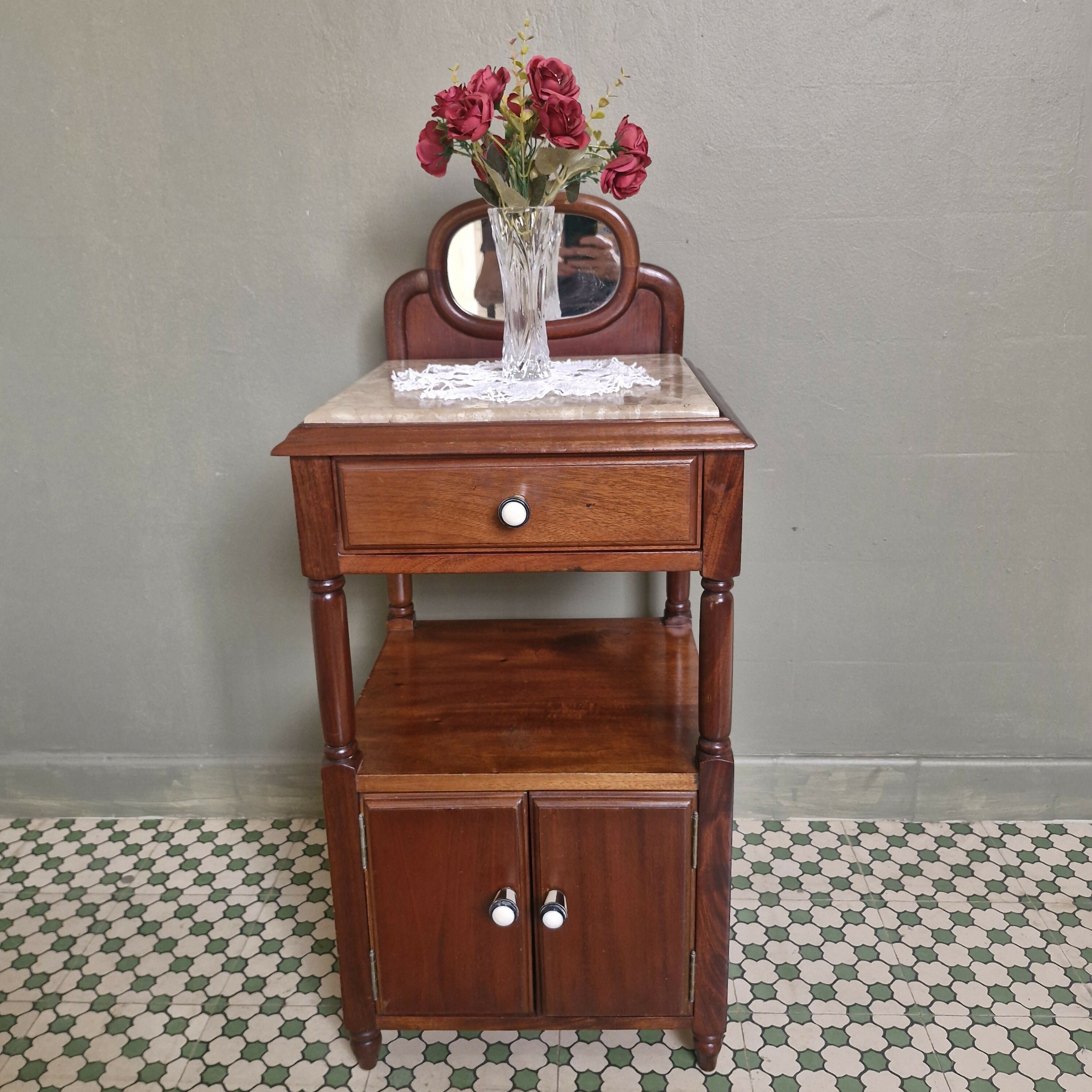 Mesa de cabeceira ou apoio com espelho e mármore