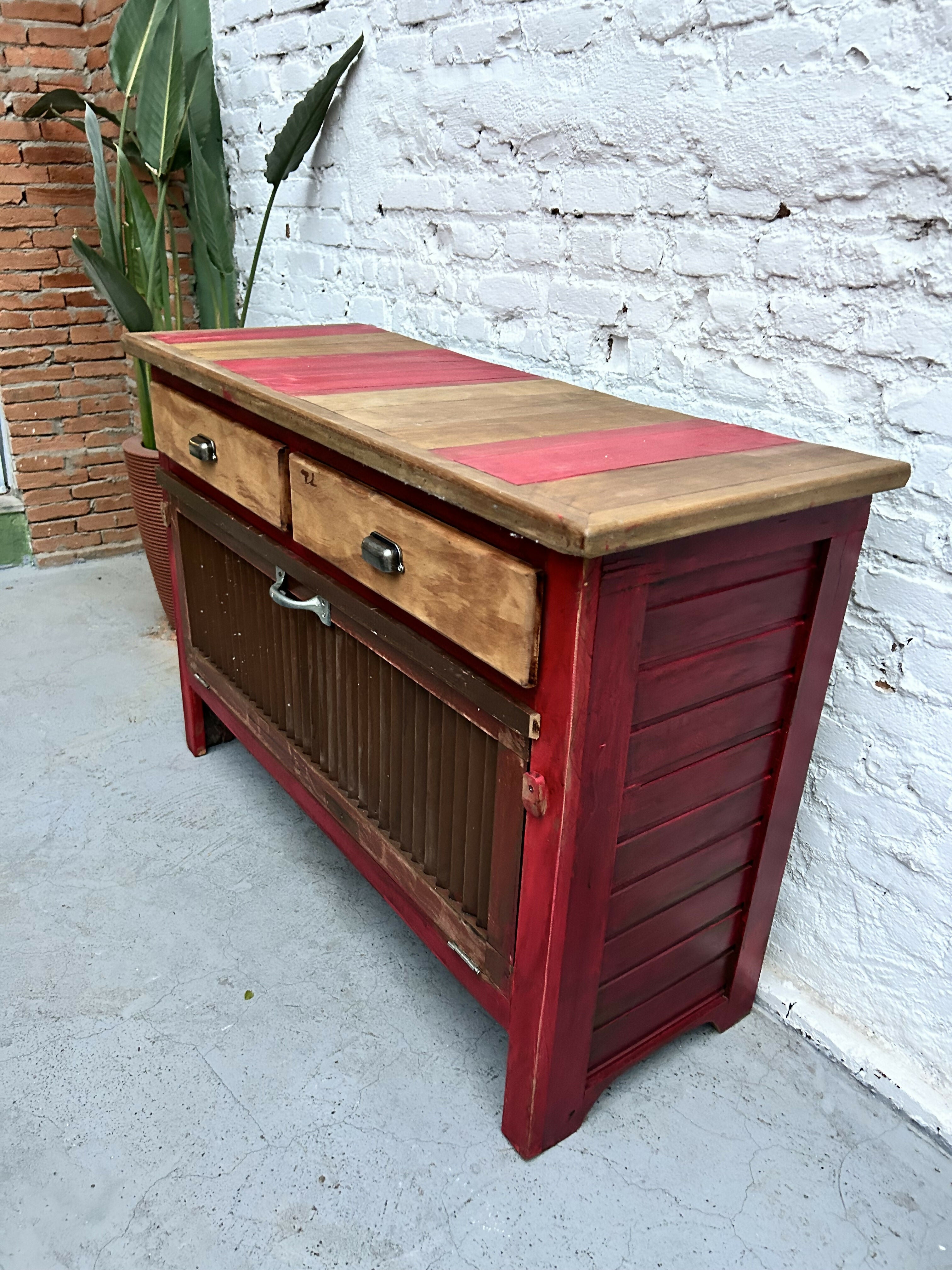 Buffet Upcycling com janela persiana