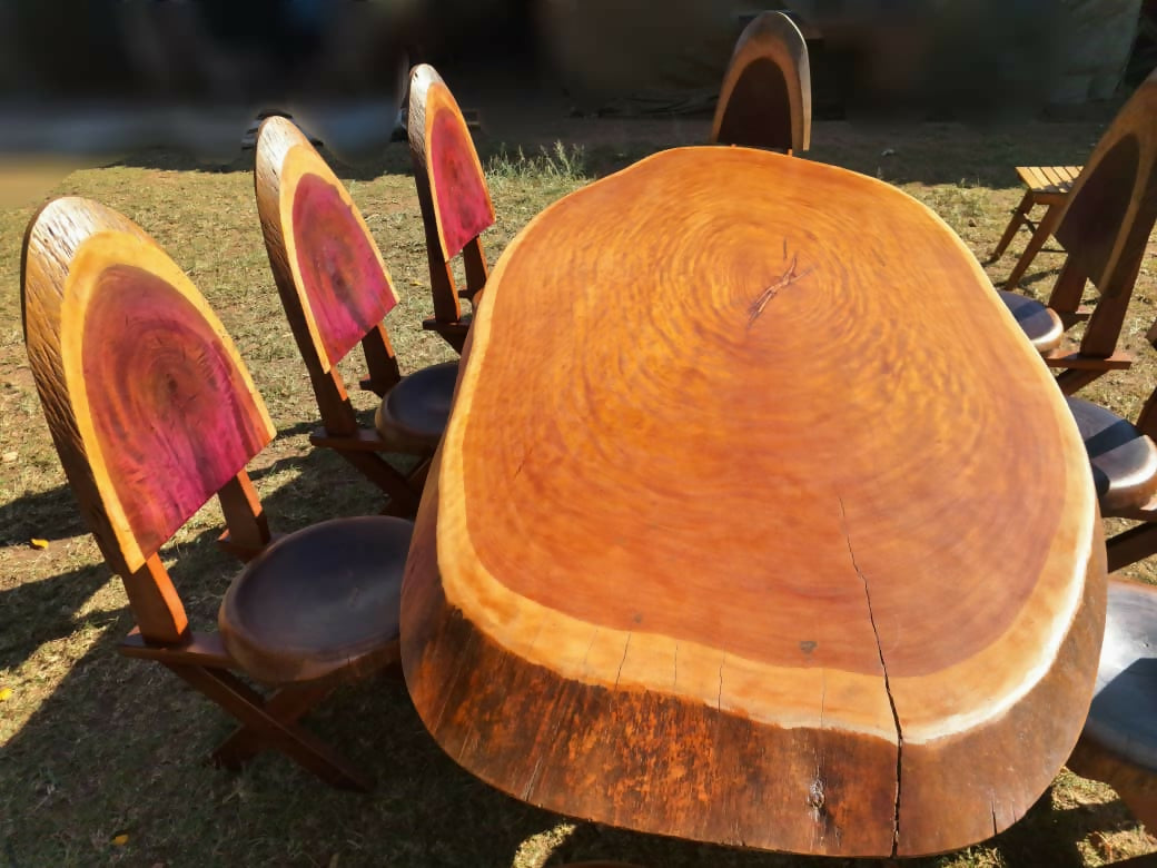 Mesa Rústica com 8 Cadeiras Roxinho
