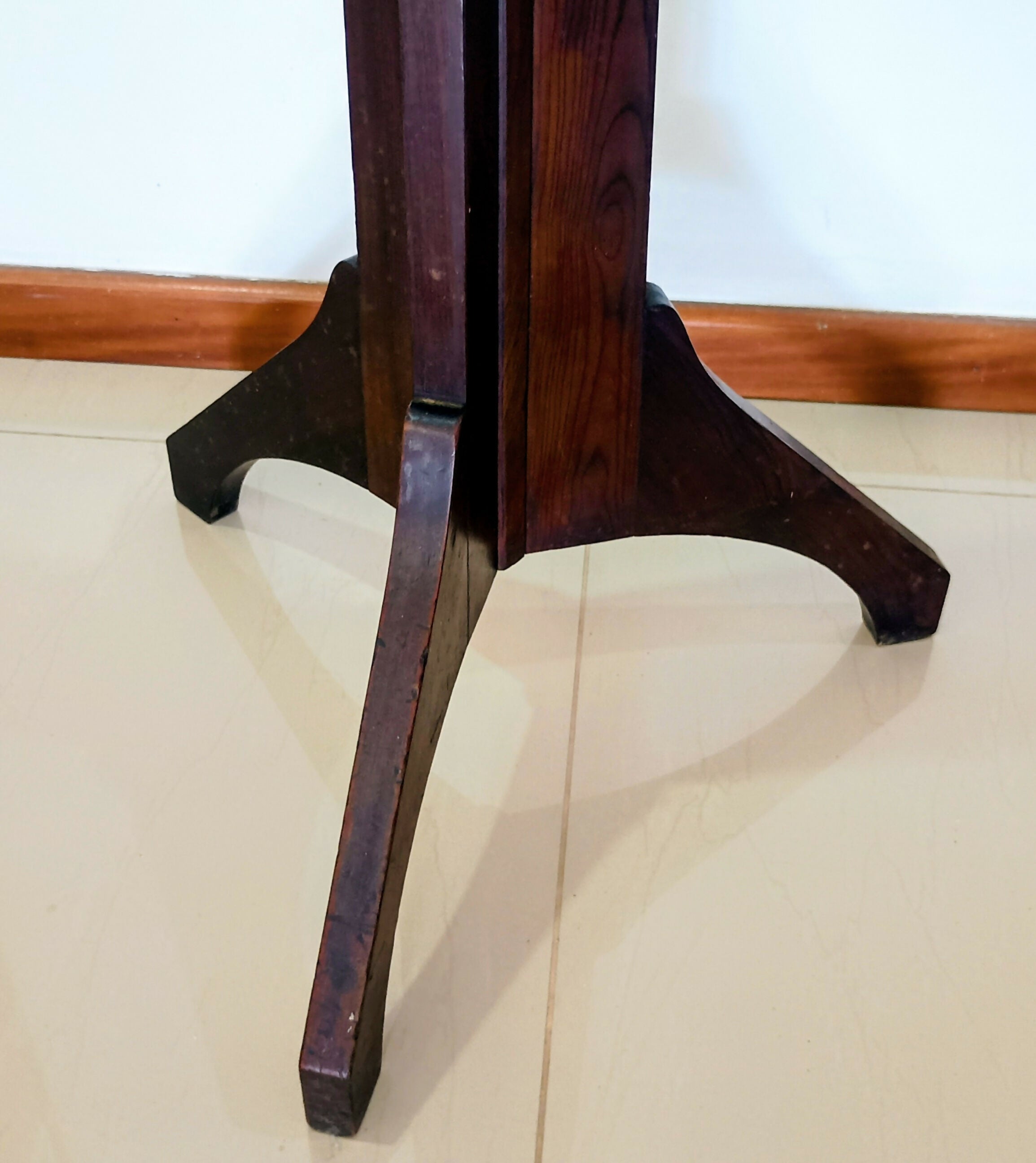 Cabideiro anos 60 em jacarandá - Liceu de Artes e Ofícios