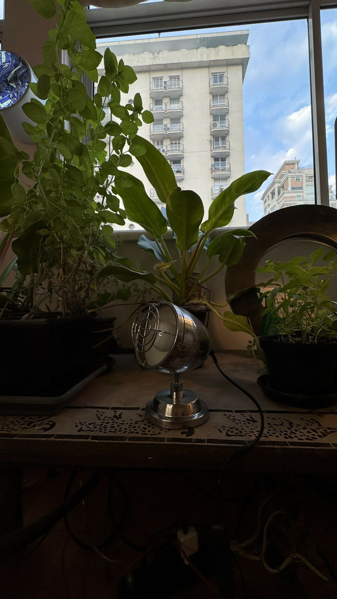 Luminária Spot de Mesa em Metal Cromado | Design Inspirado em Aquecedores Retrô (Anos 50/60)