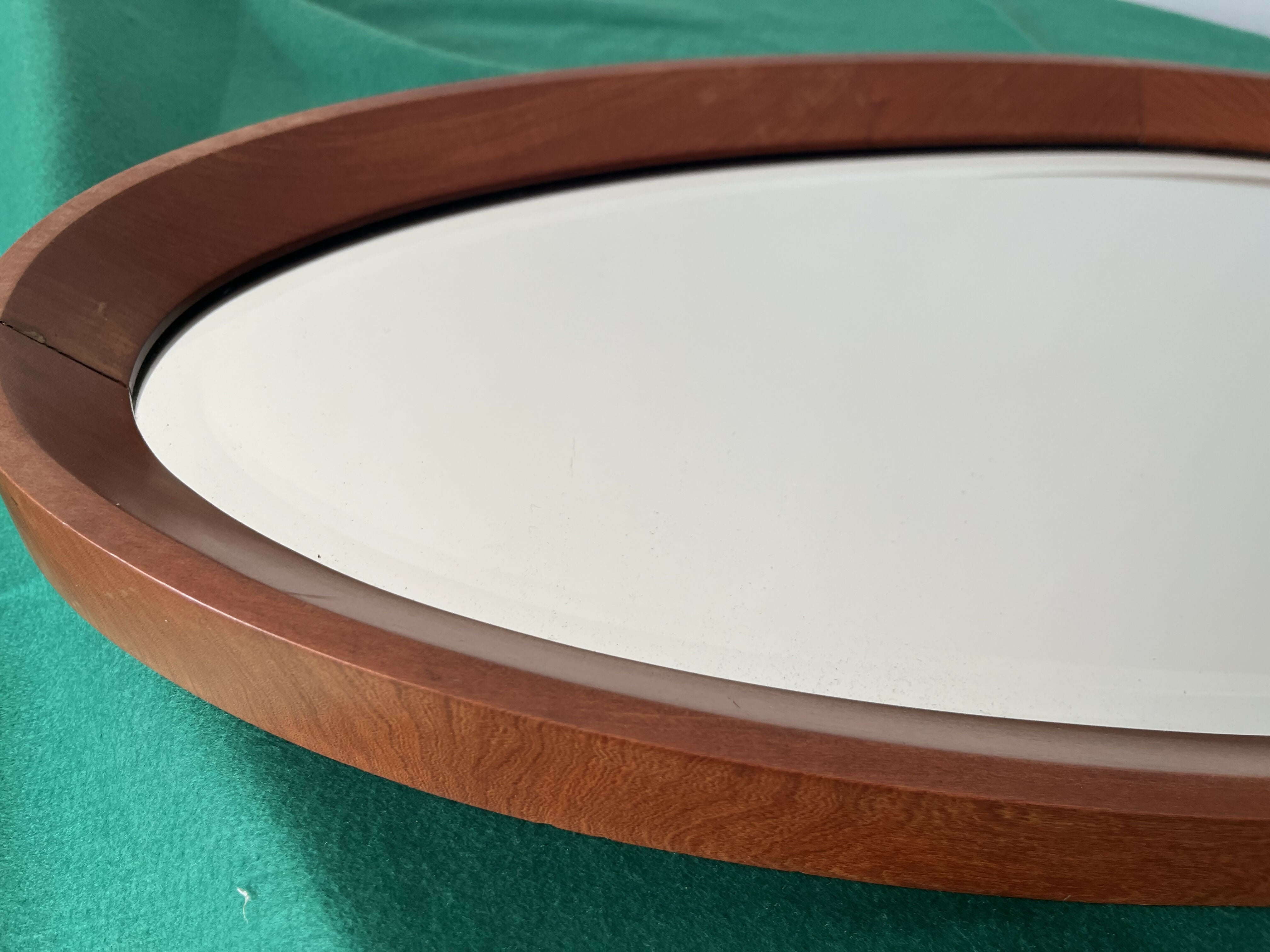 Espelho bisotado oval com moldura em madeira