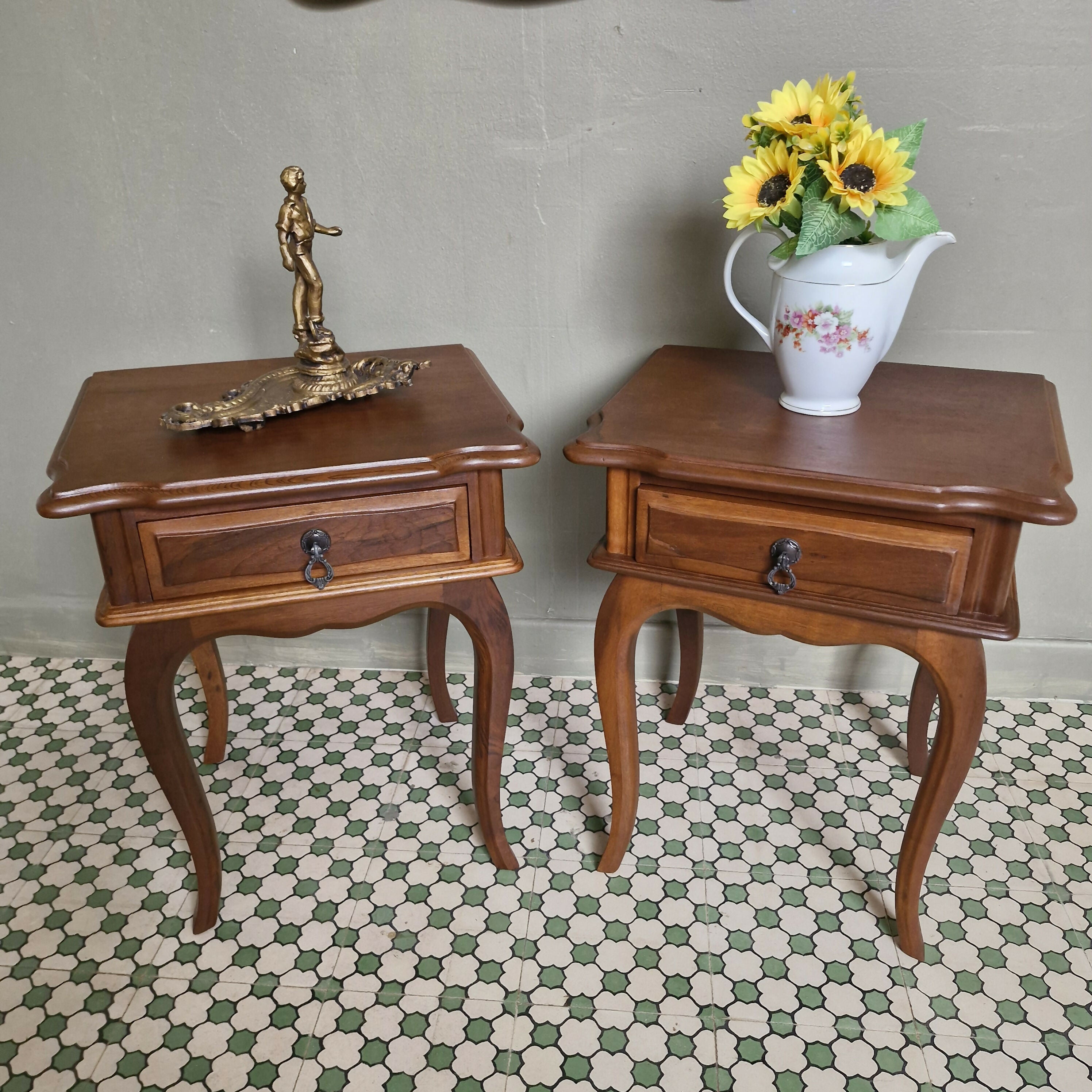 Mesas de Cabeceira Provençal