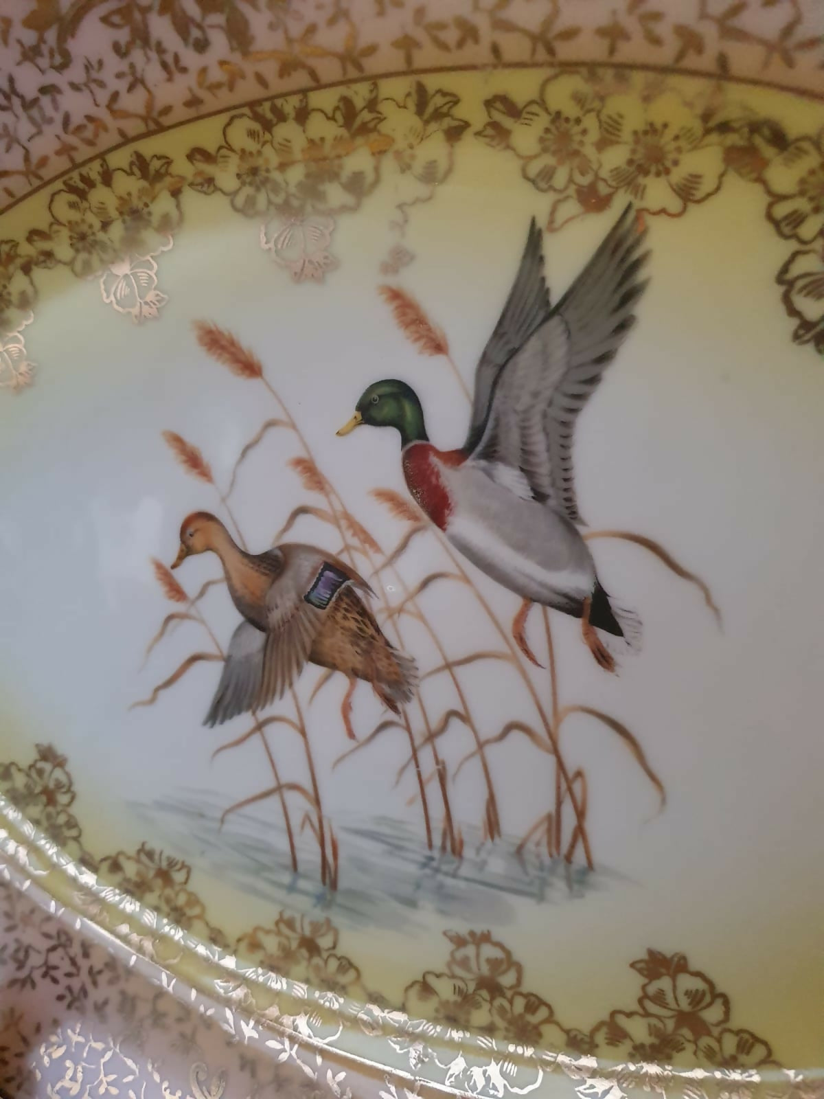 Travessa em porcelana vintage Real com rica douração e patos selvagens na reserva central. Maravilhosa!