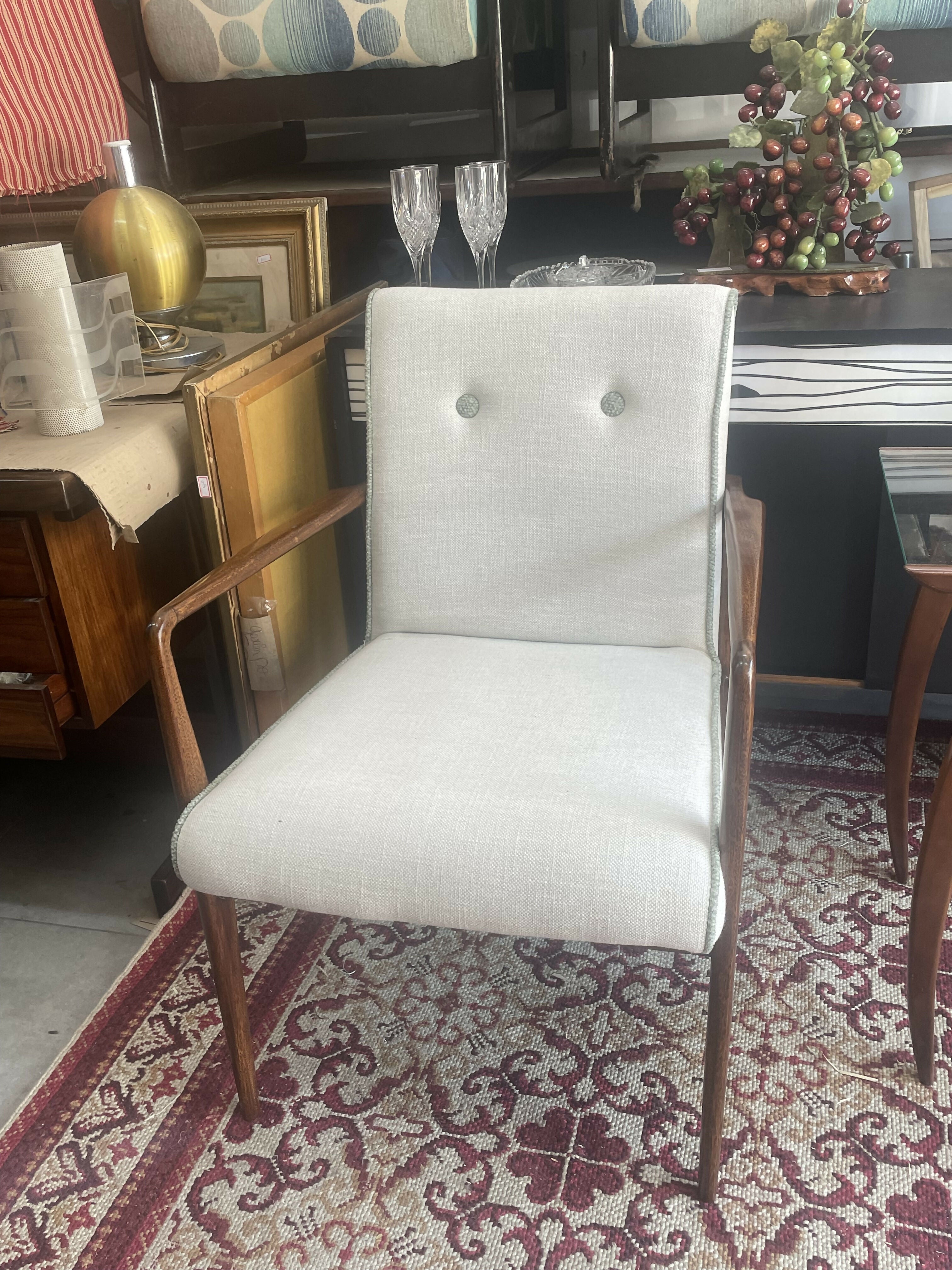 Poltrona Anos 60 - Madeira Imbuia Restaurada com estofado mantido os traços originais