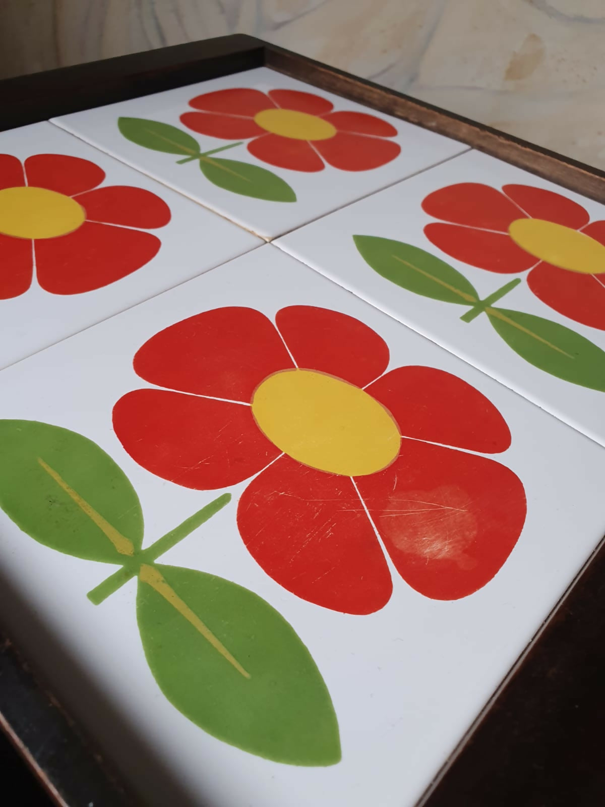 Bandeja retrô de azulejos em madeira nobre, anos 60.