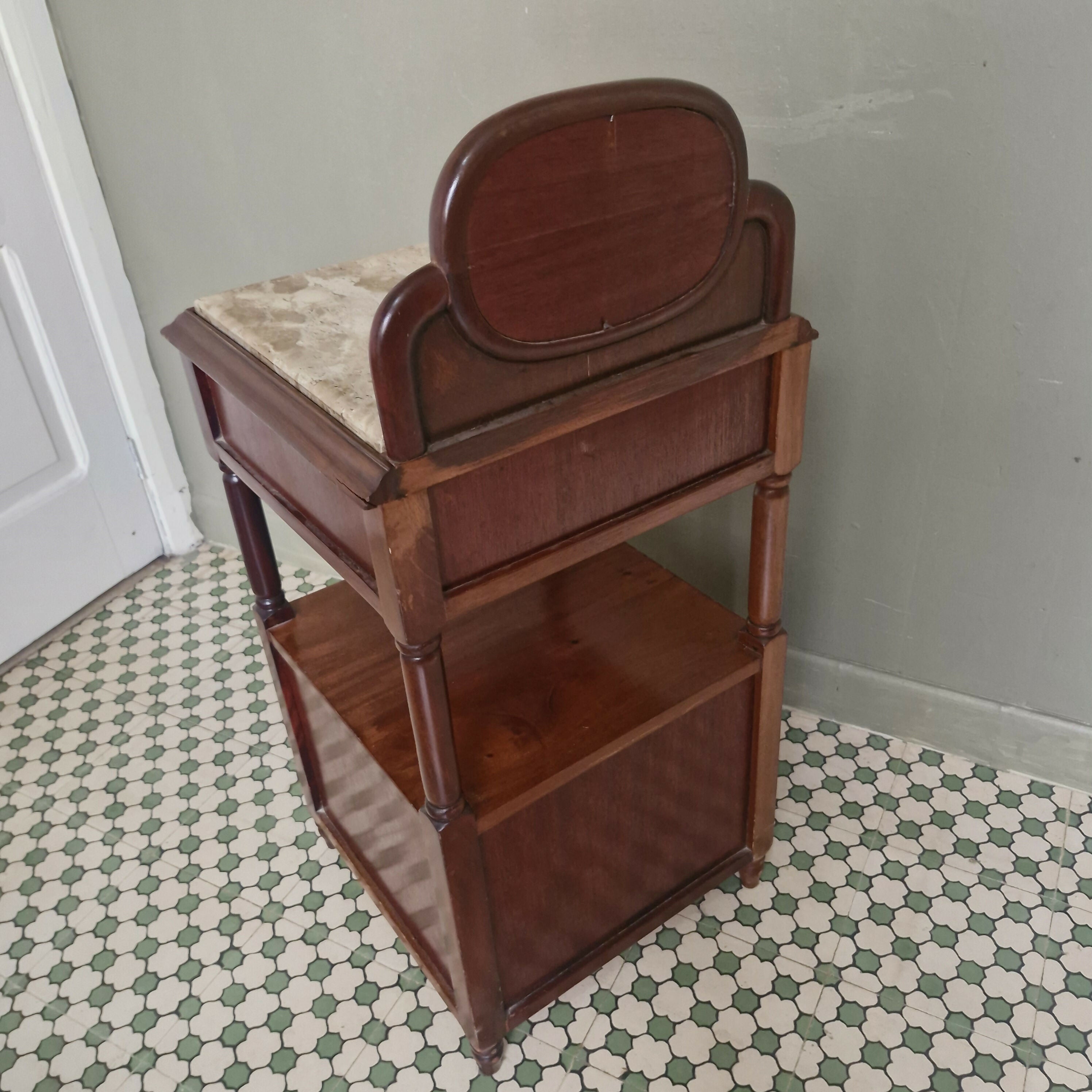 Mesa de cabeceira ou apoio com espelho e mármore