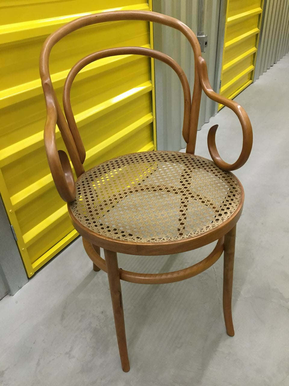 Par de cadeiras Thonet com braços - Fabricação Gerdau, Seladas. (valor unitário)