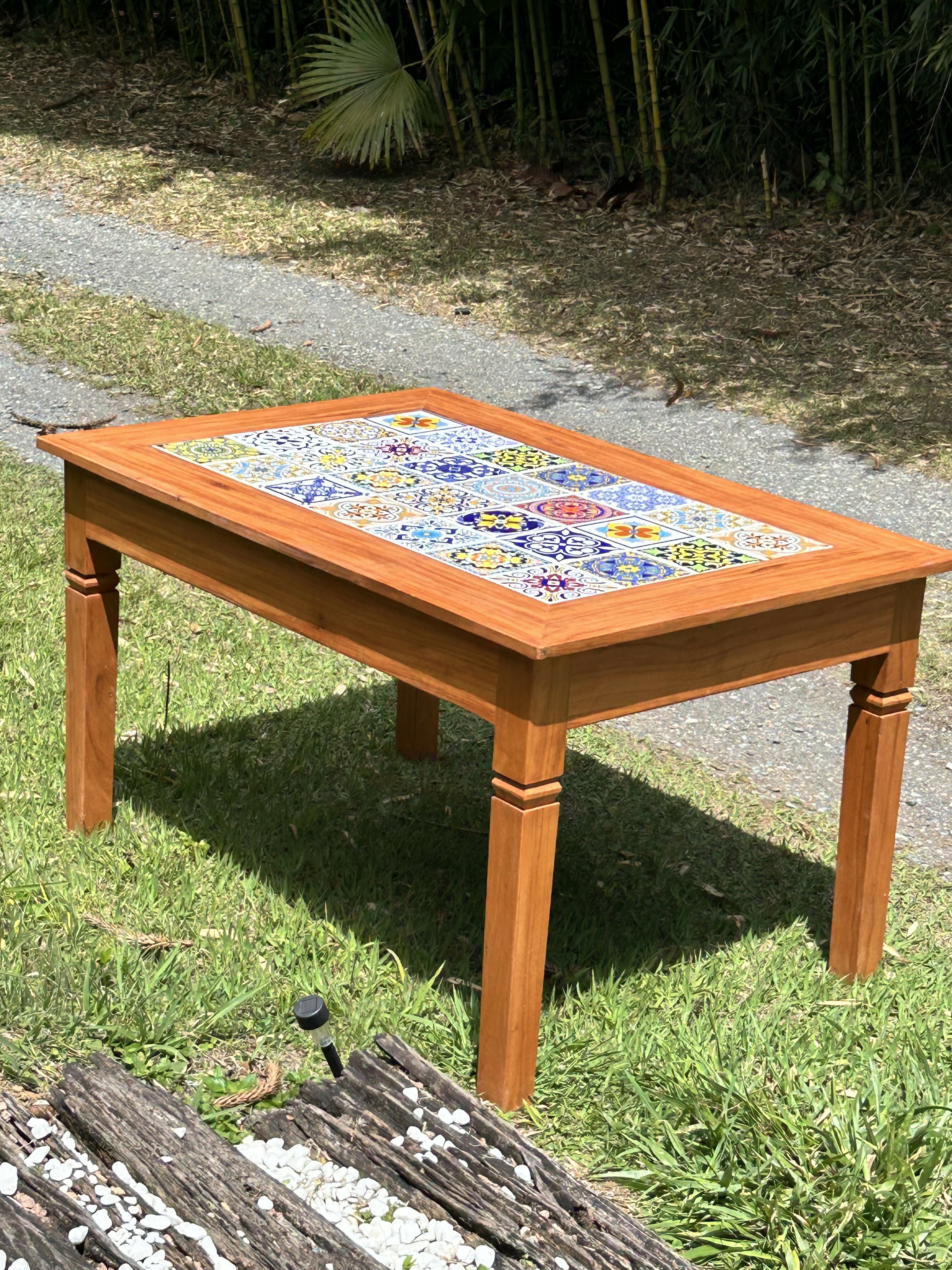 Mesa com azulejos