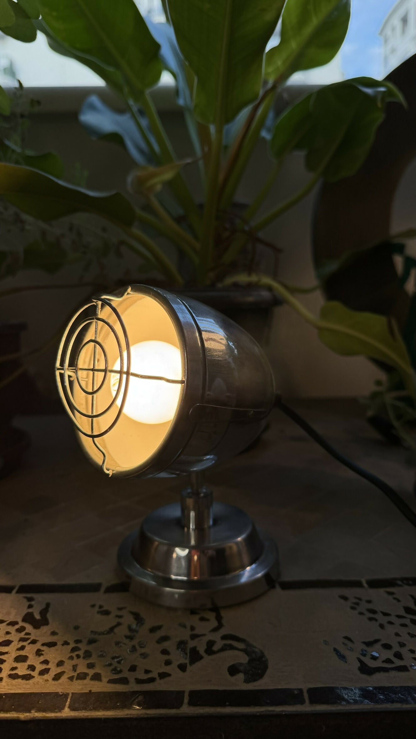 Luminária Spot de Mesa em Metal Cromado | Design Inspirado em Aquecedores Retrô (Anos 50/60)