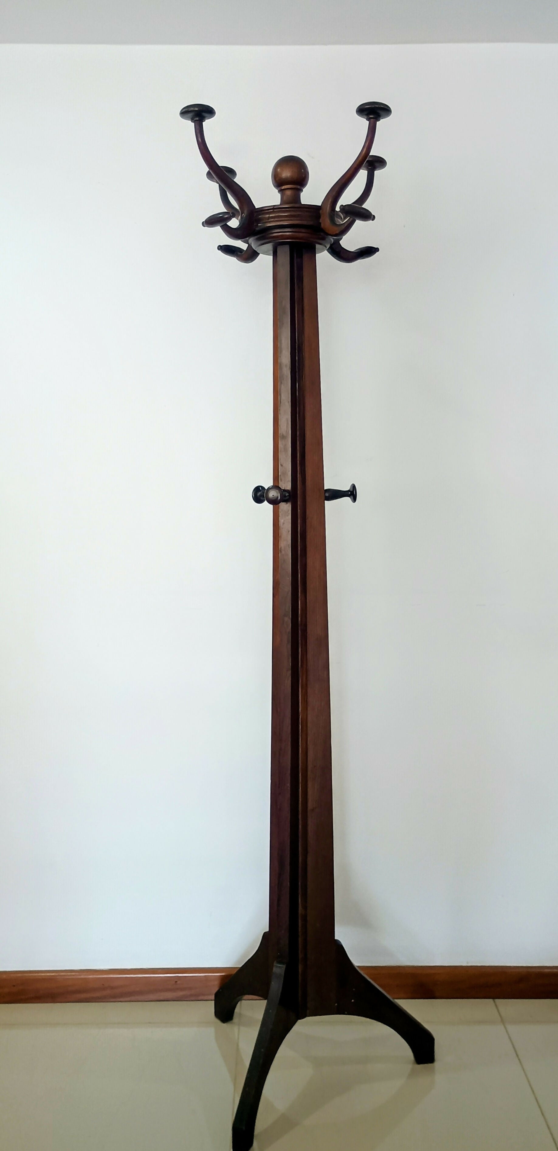 Cabideiro anos 60 em jacarandá - Liceu de Artes e Ofícios