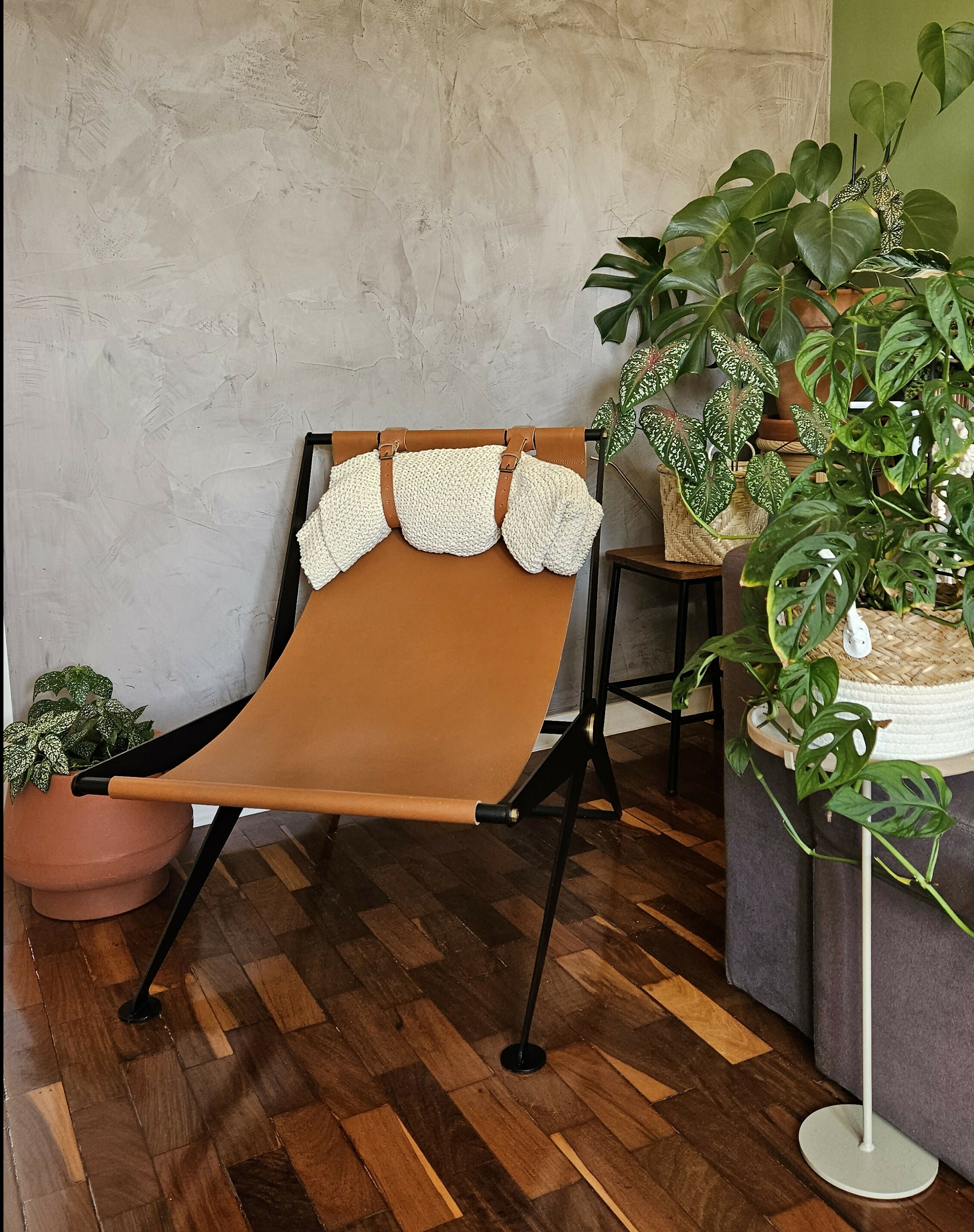 Poltrona Pliant Boomer, designer brasileiro Felipe Protti, em metal e couro