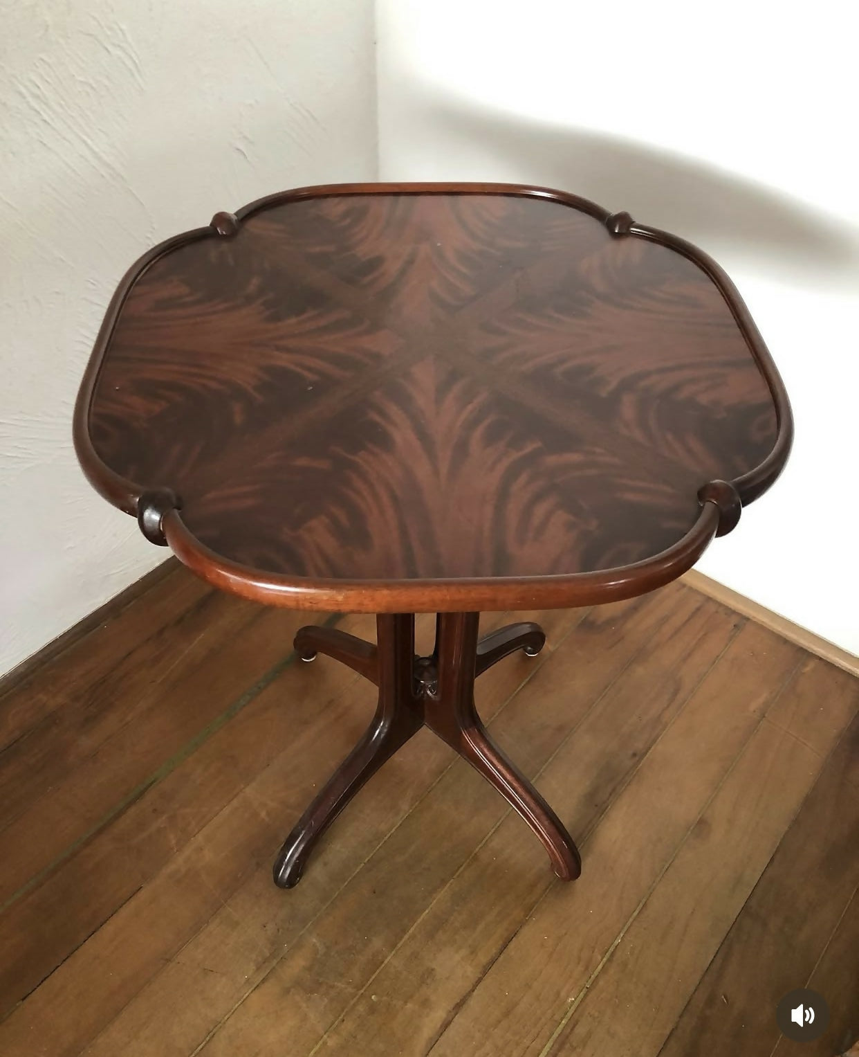 Mesa lateral em formato de pétala com Marchetaria