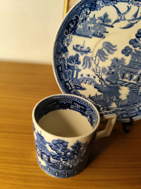 Antiga e rara pequena xícara de chá com pires em cerâmica Willow Wedgwood - Etruria England
