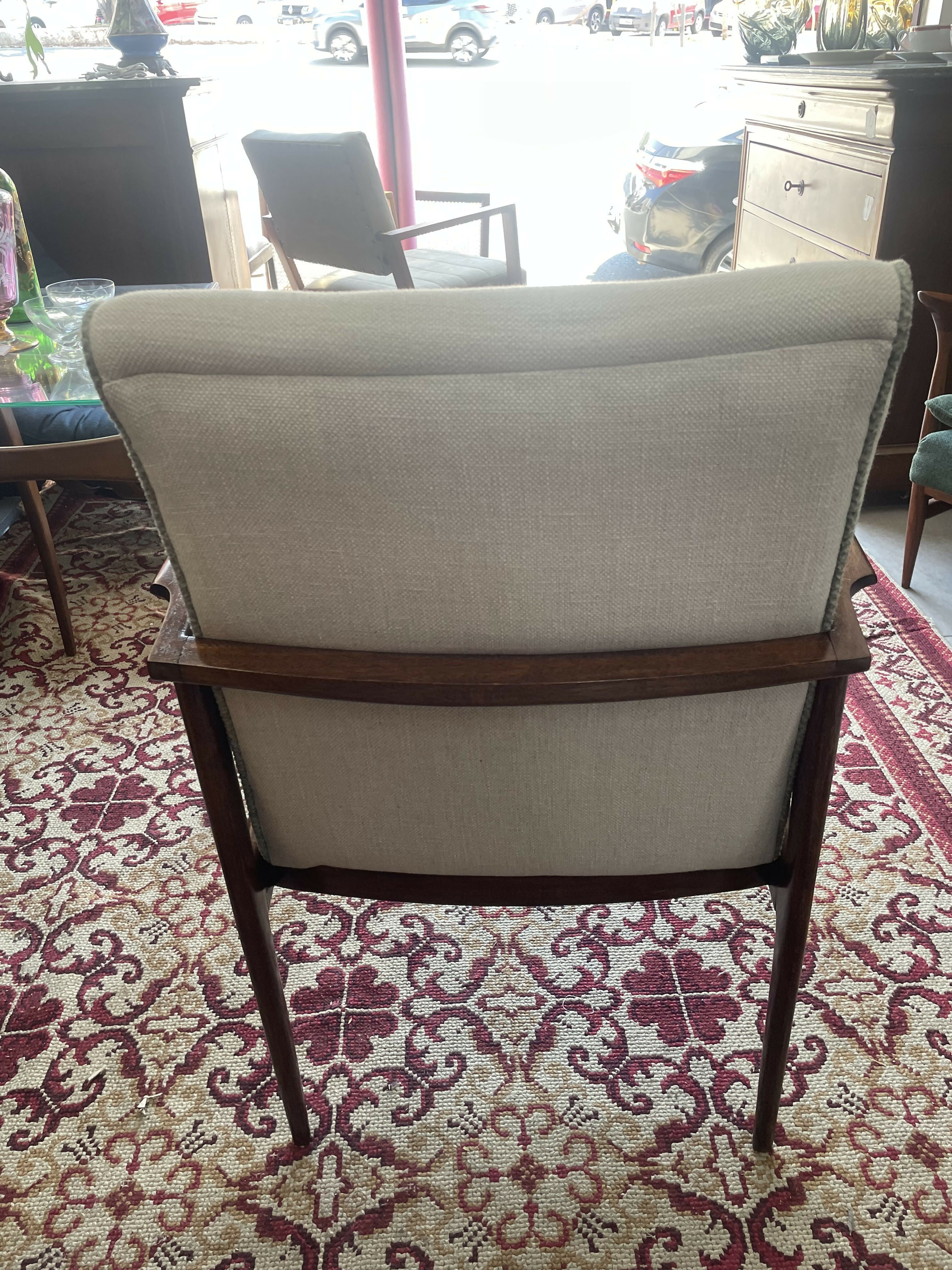 Poltrona Anos 60 - Madeira Imbuia Restaurada com estofado mantido os traços originais