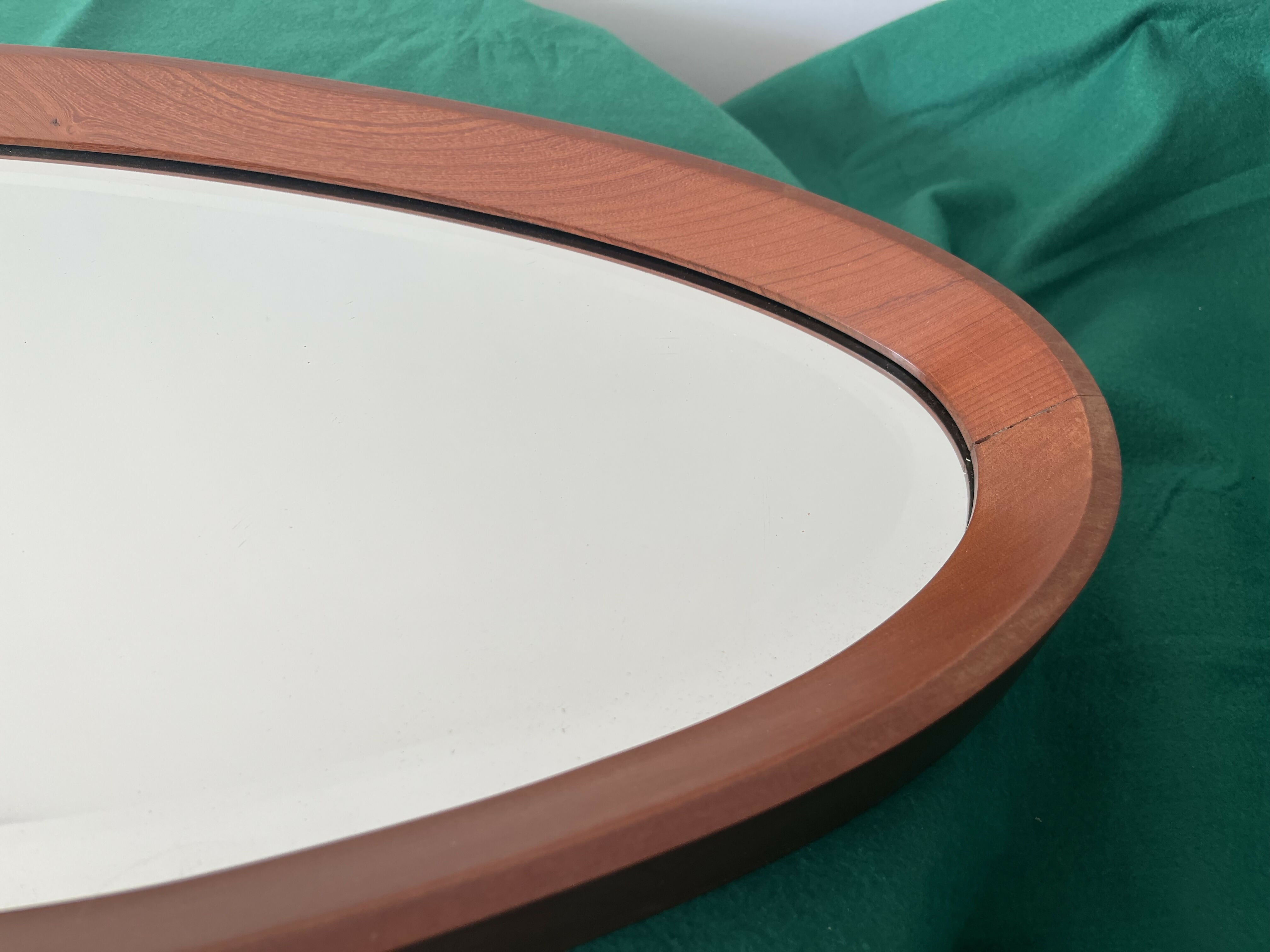 Espelho bisotado oval com moldura em madeira