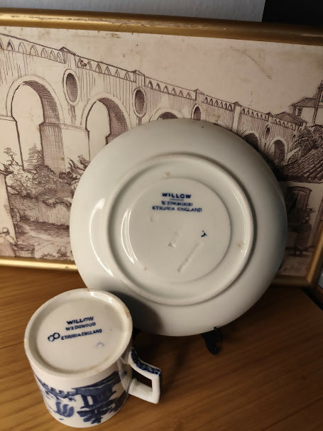 Antiga e rara pequena xícara de chá com pires em cerâmica Willow Wedgwood - Etruria England