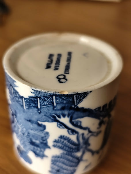 Antiga e rara pequena xícara de chá com pires em cerâmica Willow Wedgwood - Etruria England