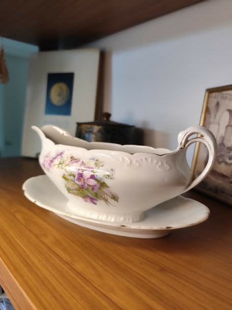 Molheira em porcelana com flores lilás, detalhes em dourado e prato fixo