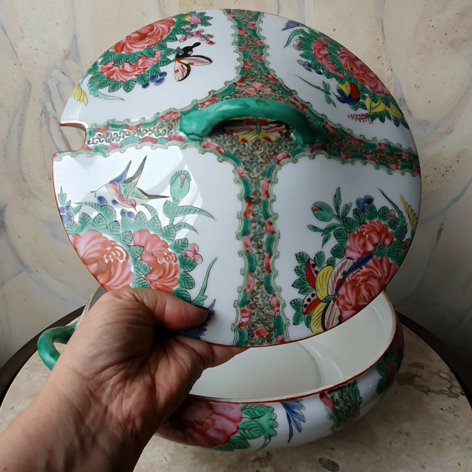 Sopeira pintada à mão em porcelana chinesa Família Rosa. Impecável!