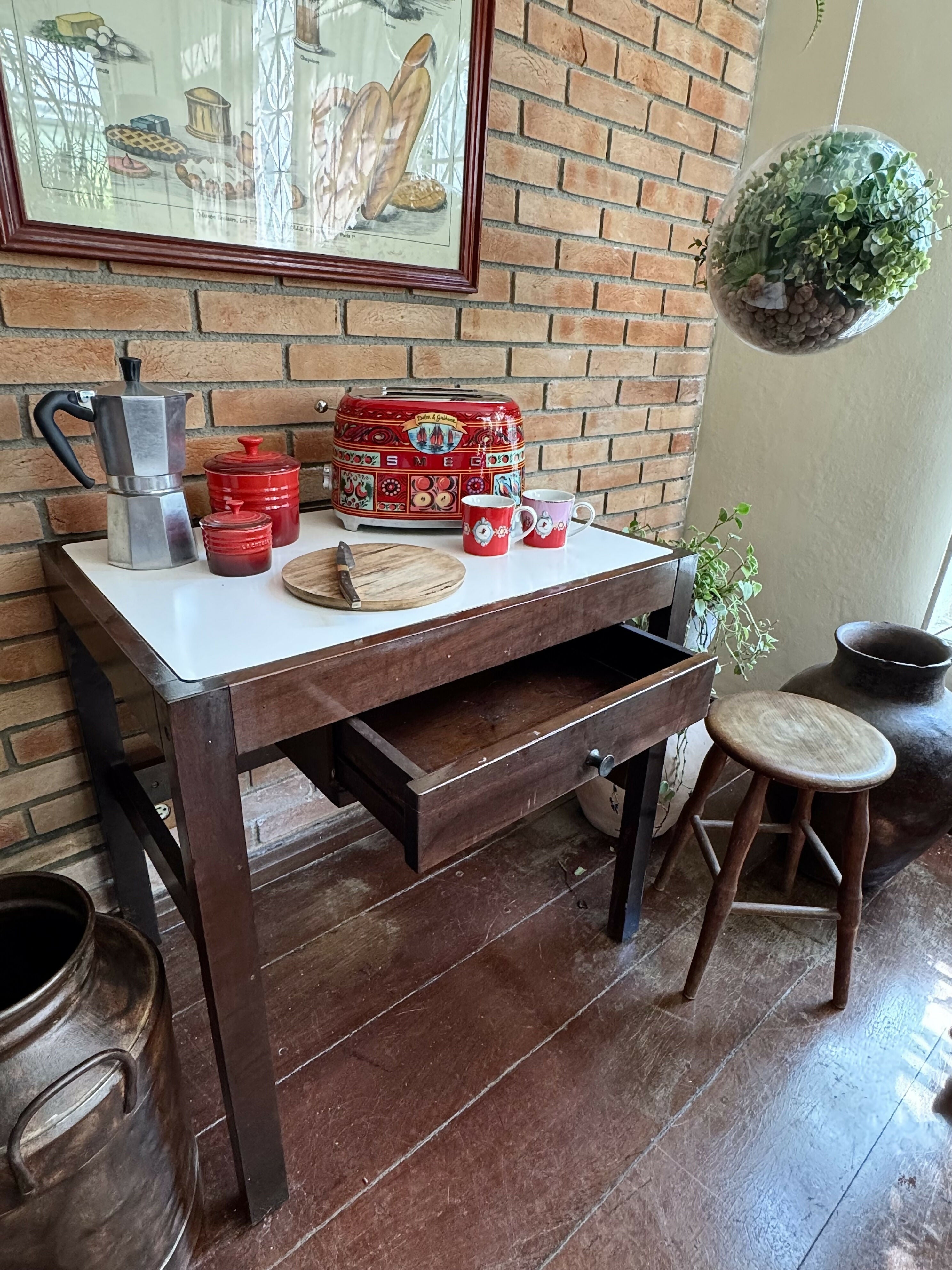 Mesa auxiliar madeira maciça e fórmica branca