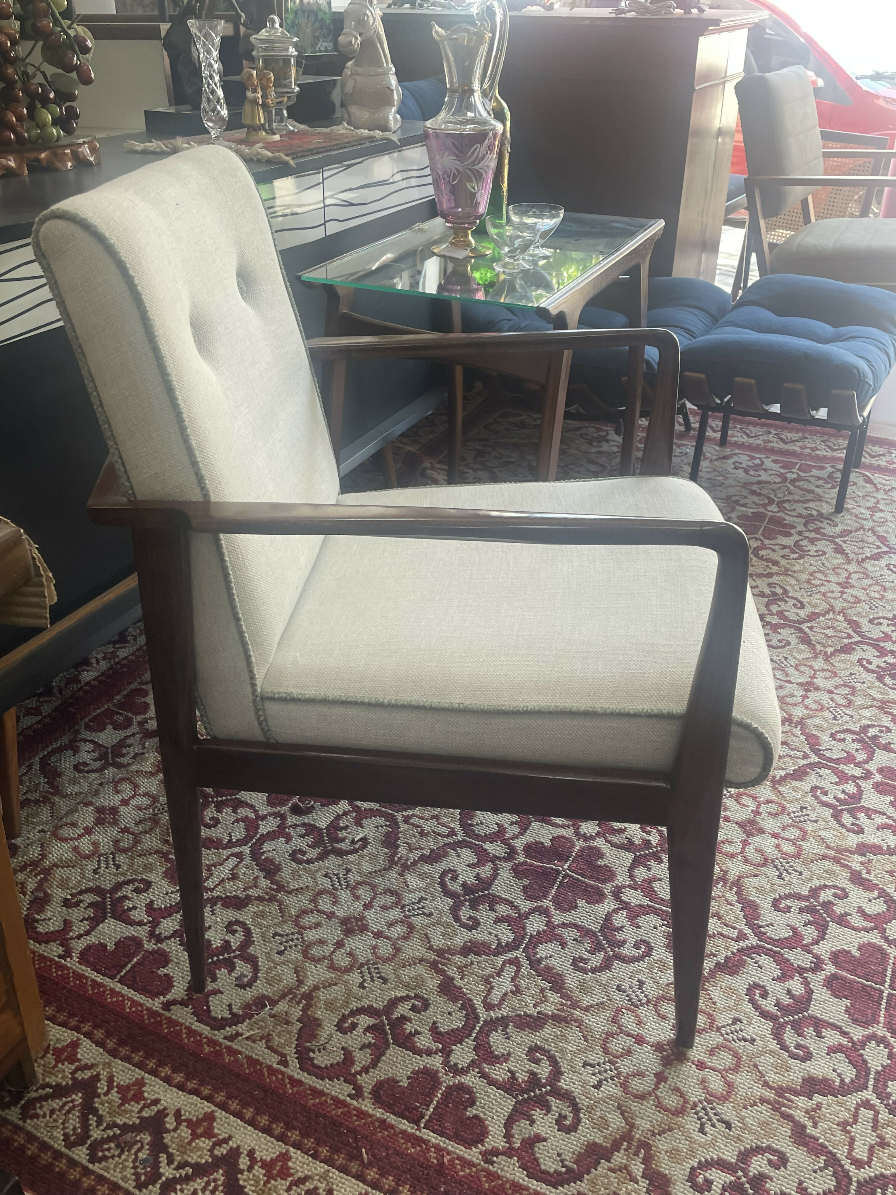 Poltrona Anos 60 - Madeira Imbuia Restaurada com estofado mantido os traços originais